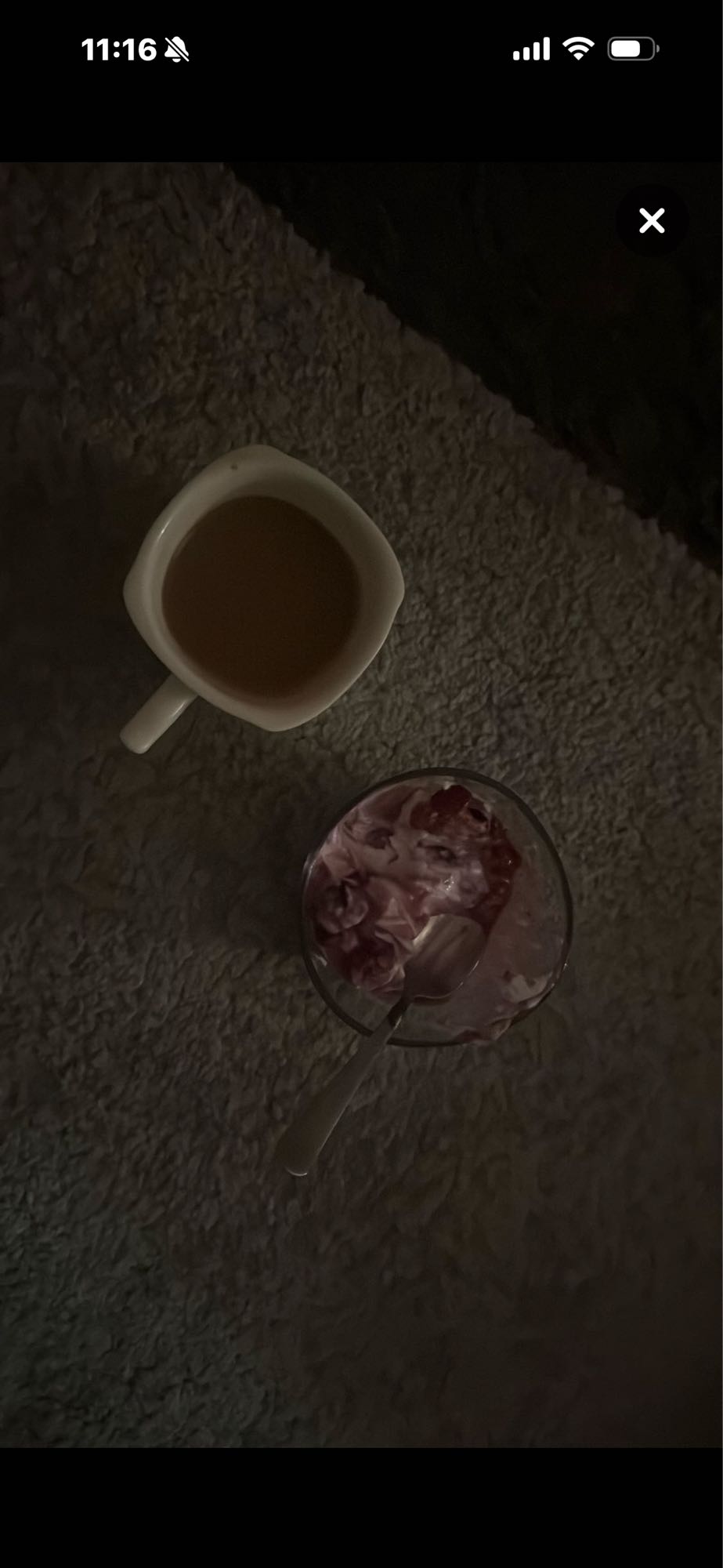 Yoghurt med bär och kaffe