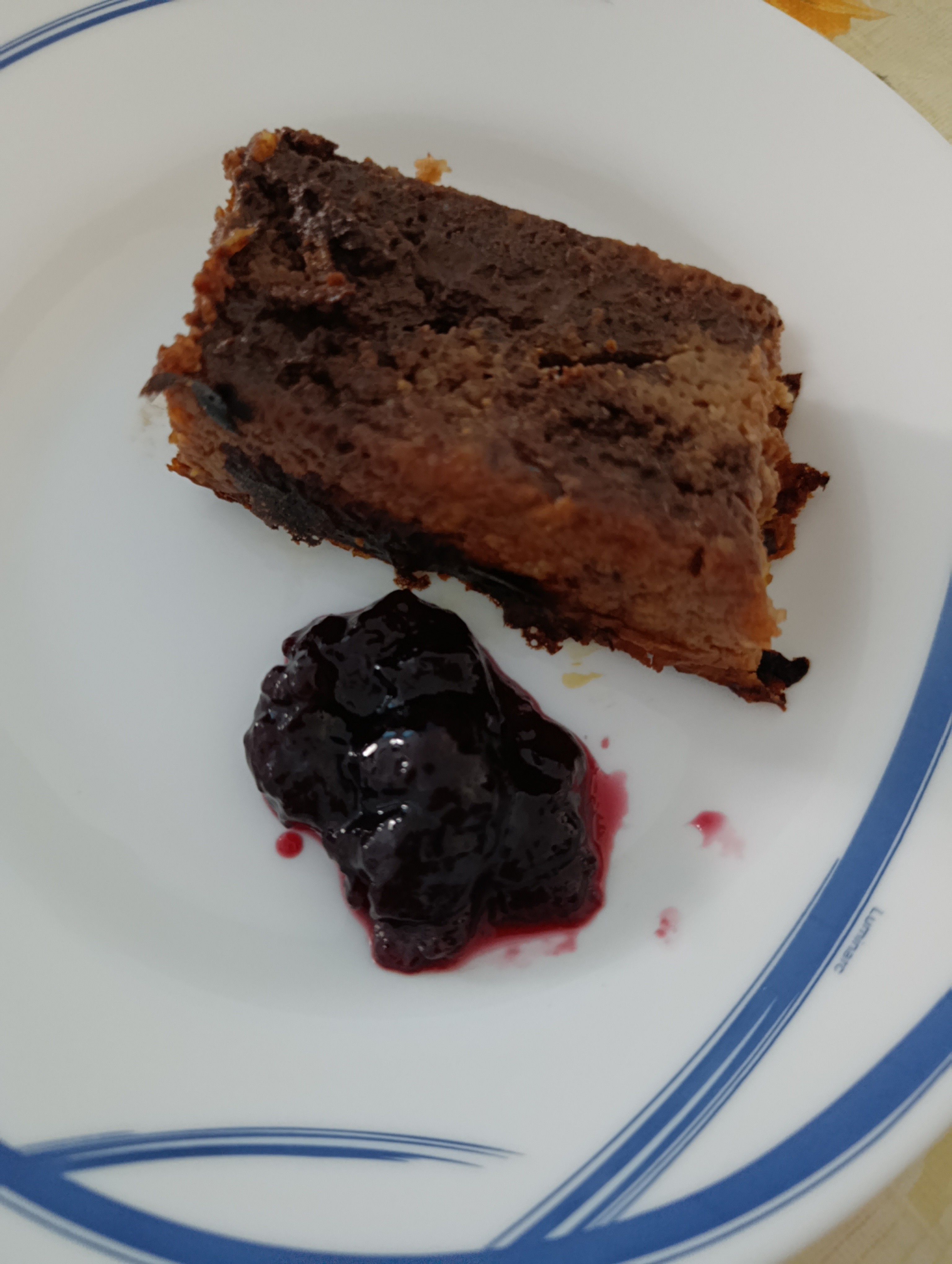 Pastel de chocolate y mermelada