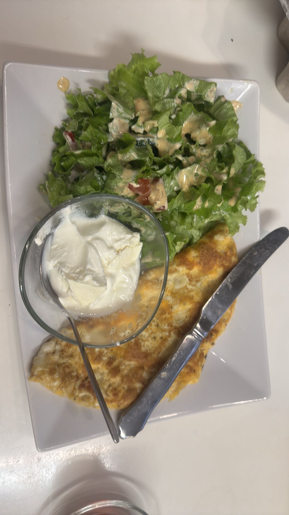Omelett med sallad och yoghurt