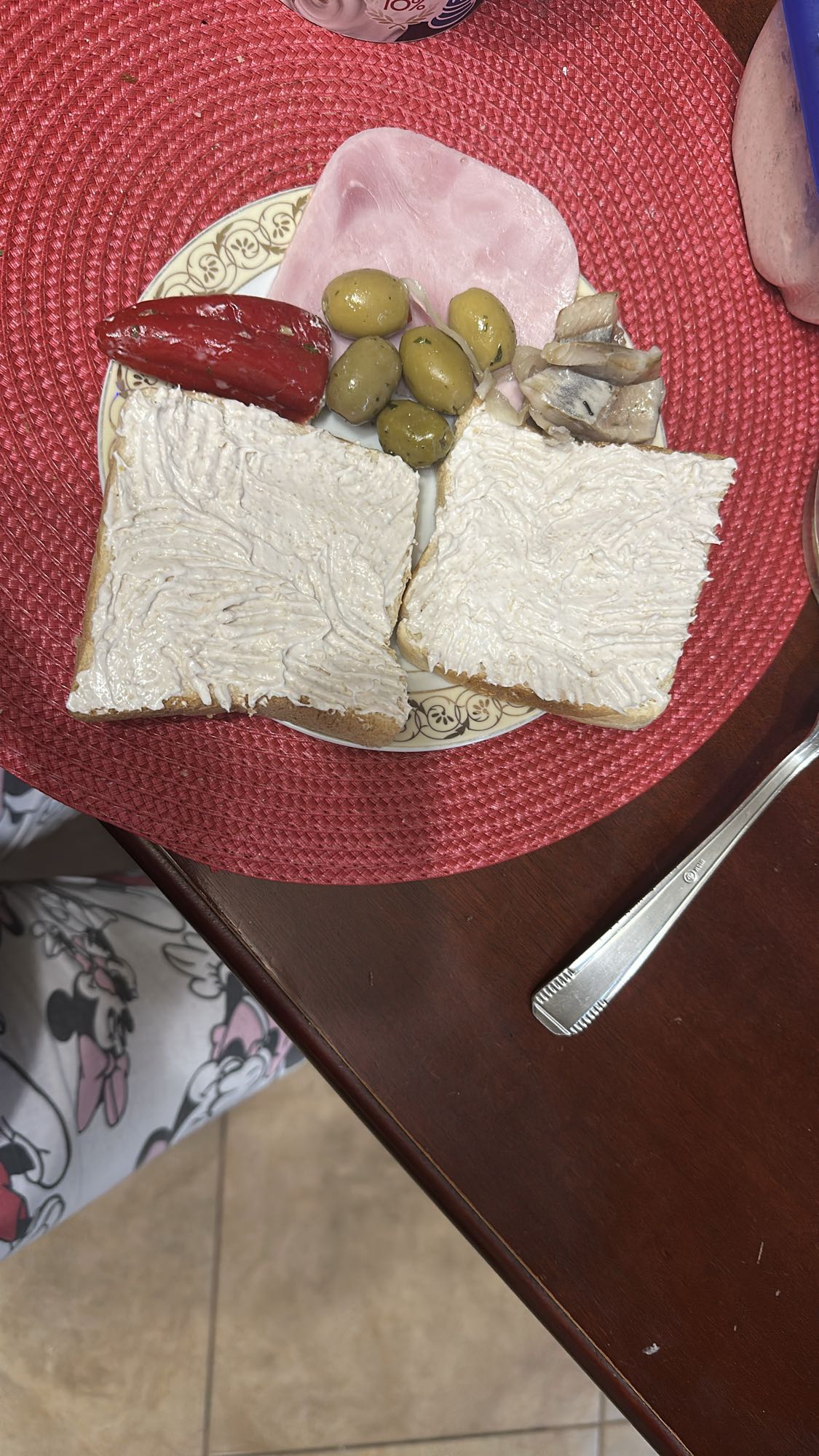 Mic dejun cu pâine și mezeluri