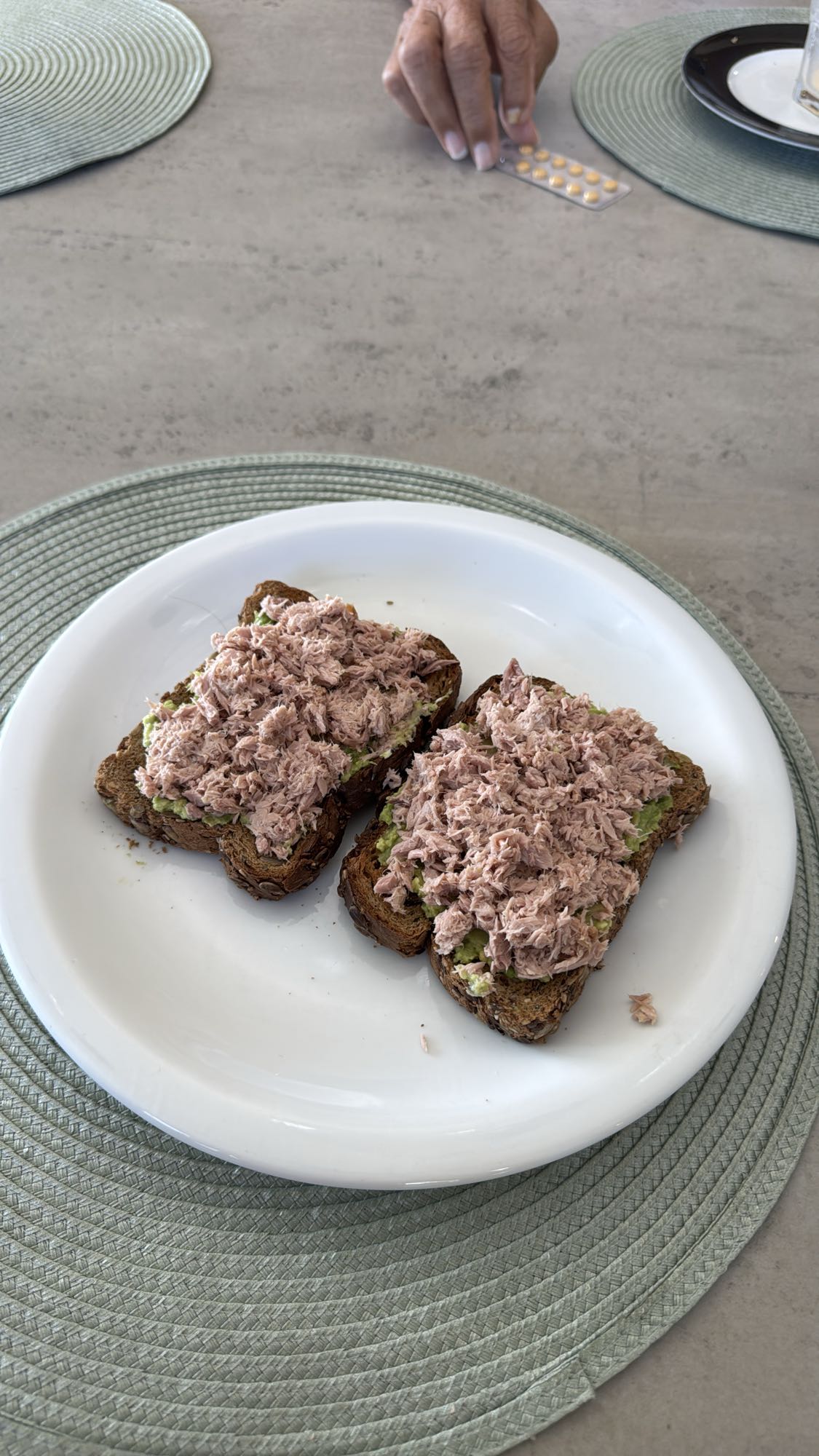 Tostadas de atún y aguacate
