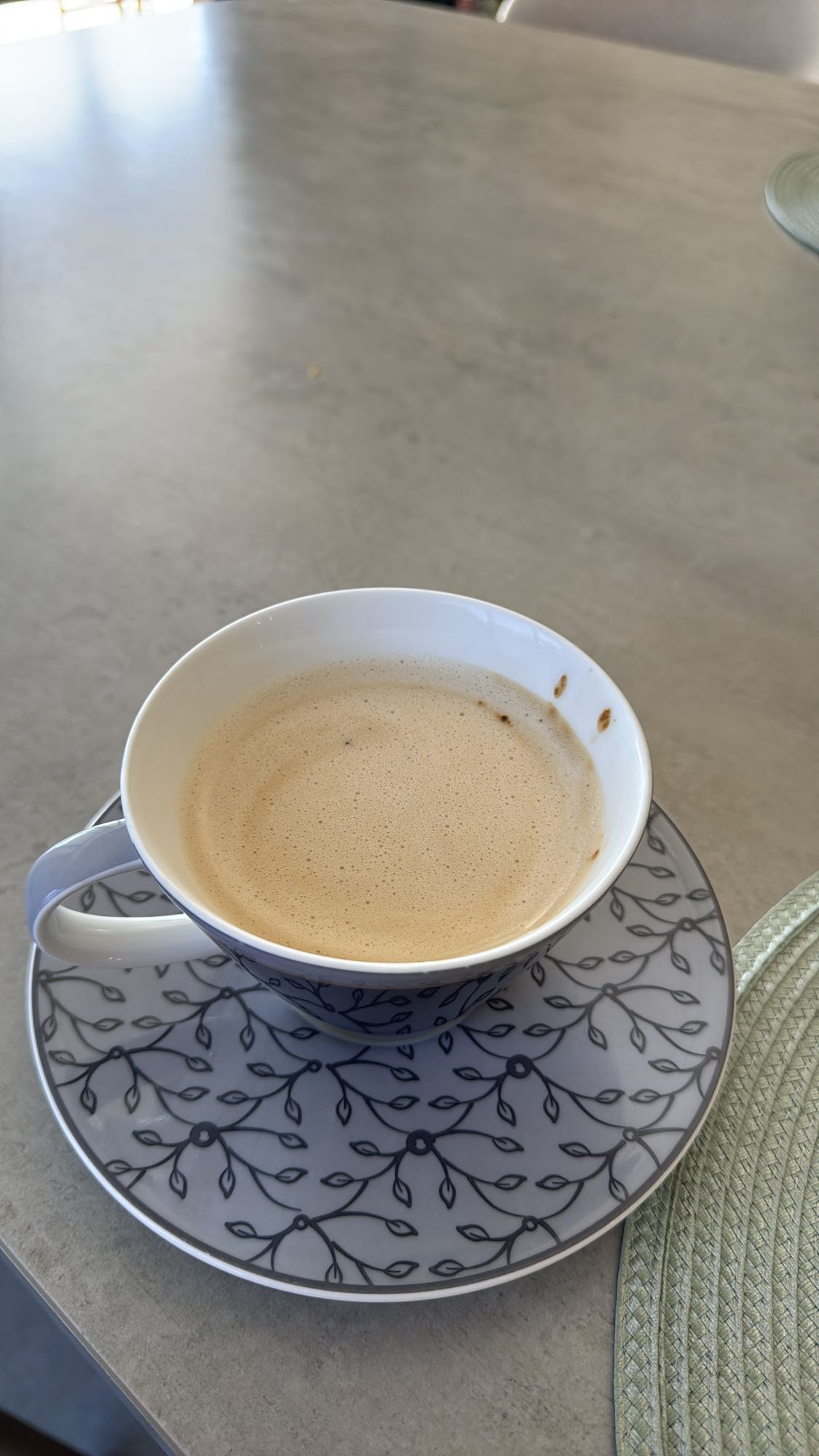 capuchino de café en polvo y leche descremada