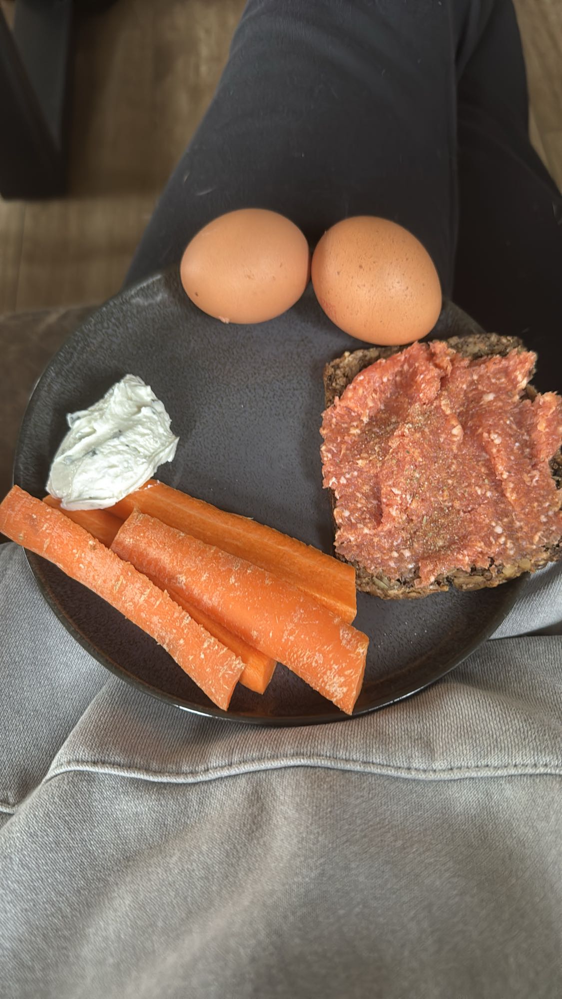 Ei mit Brot & Karotten