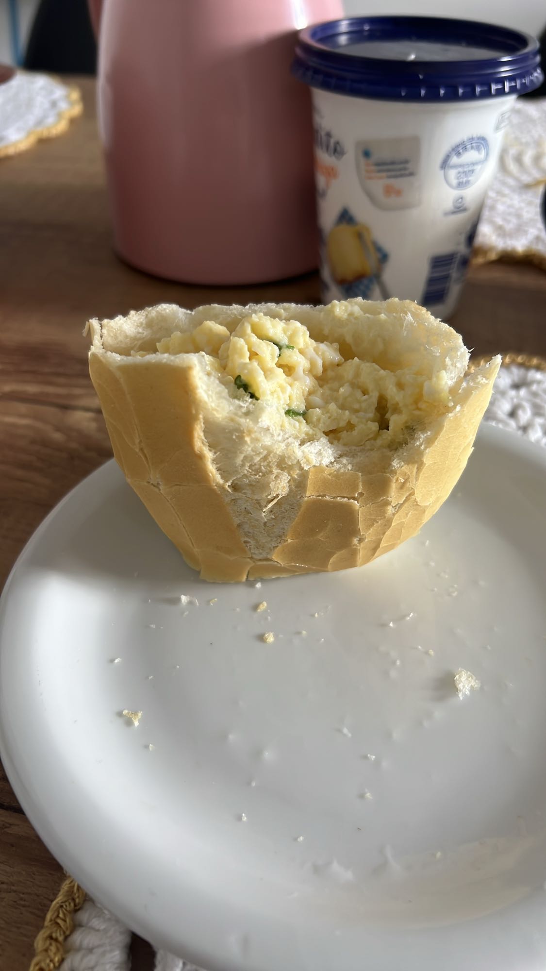 Pão com ovos mexidos