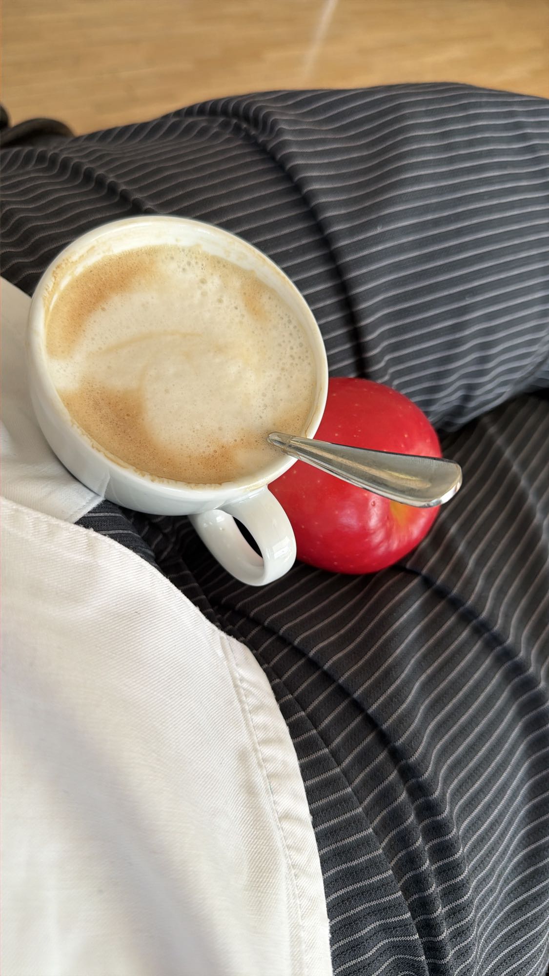 Apfel und Milchkaffee