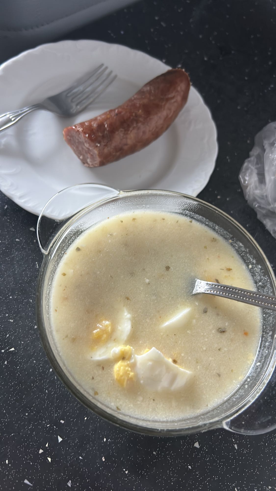 żurek z jajkiem i kiełbasą