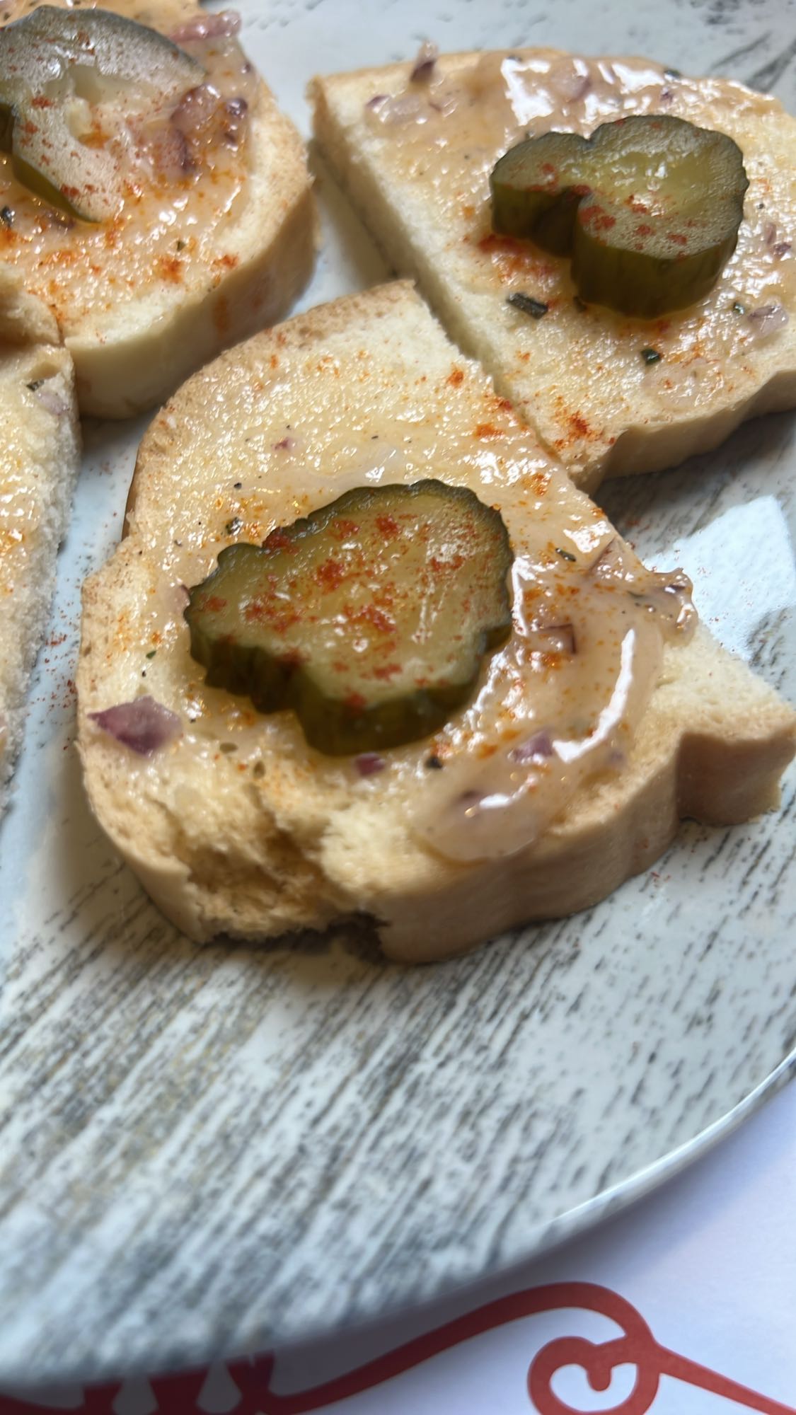 Pâine cu untură și murături