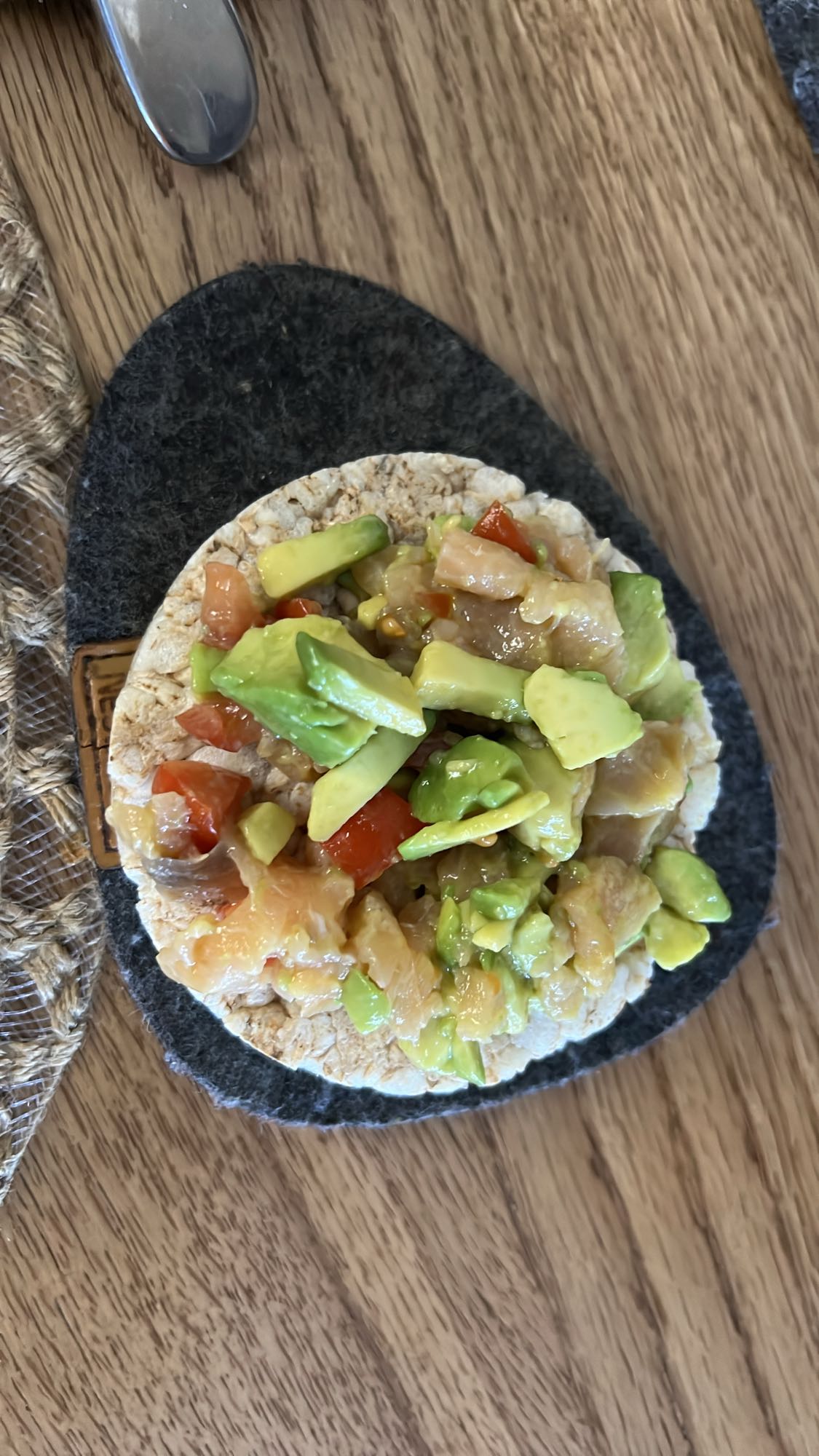 Tostada con salmón y aguacate
