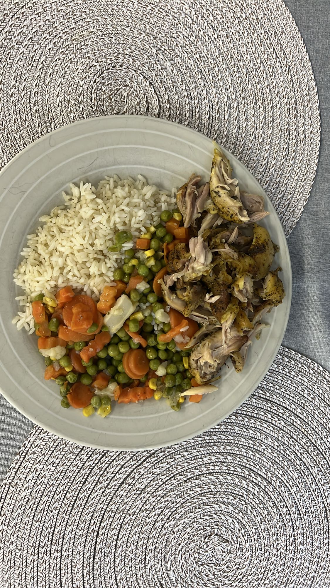 Ryż z pałkami z kurczaka i warzywami