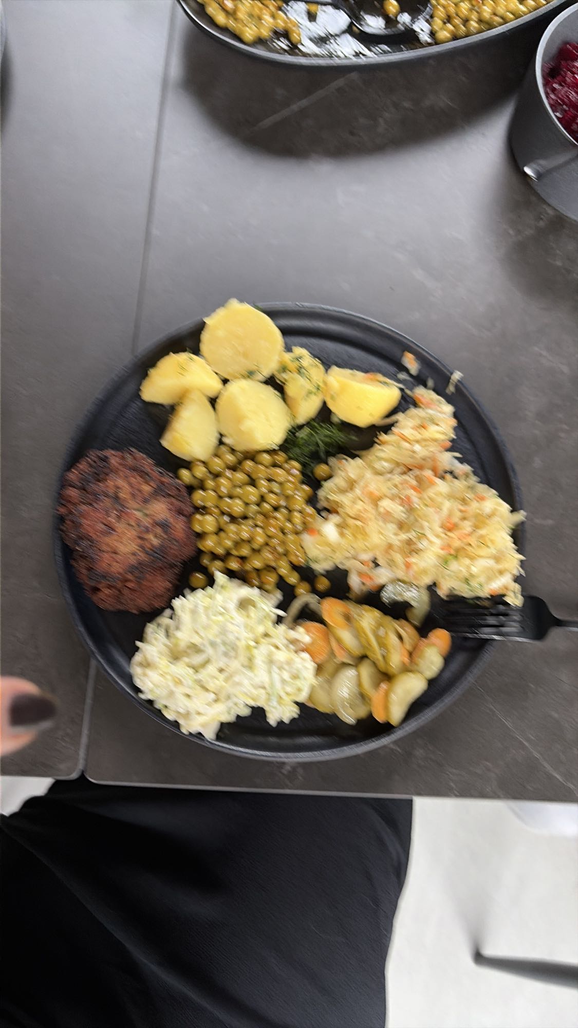 Kotlet z ziemniakami i surówkami
