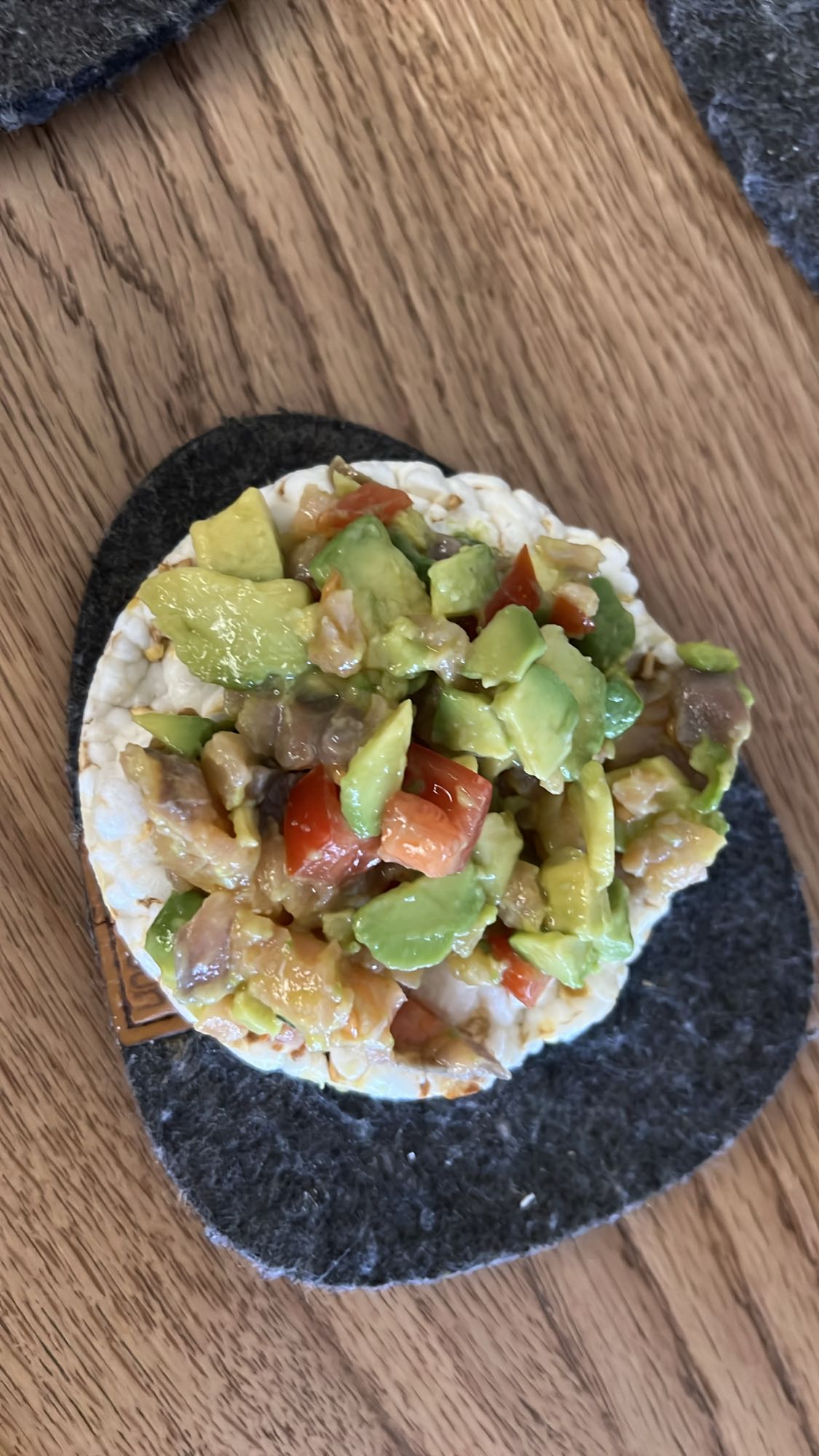 Arroz con aguacate y tomate