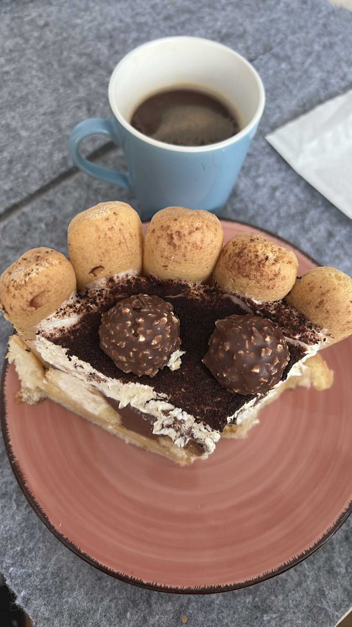 Porción de tiramisú con café