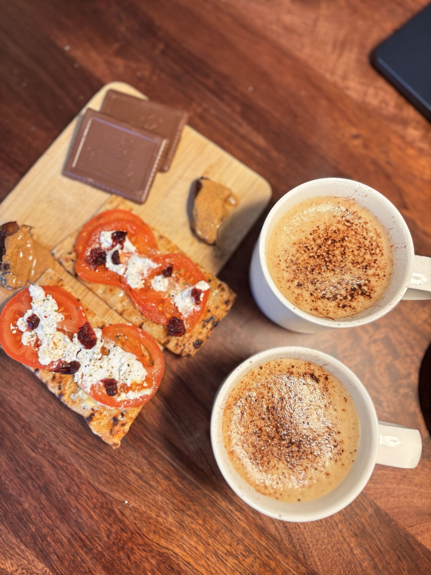 Kaffe och smörgåsbricka