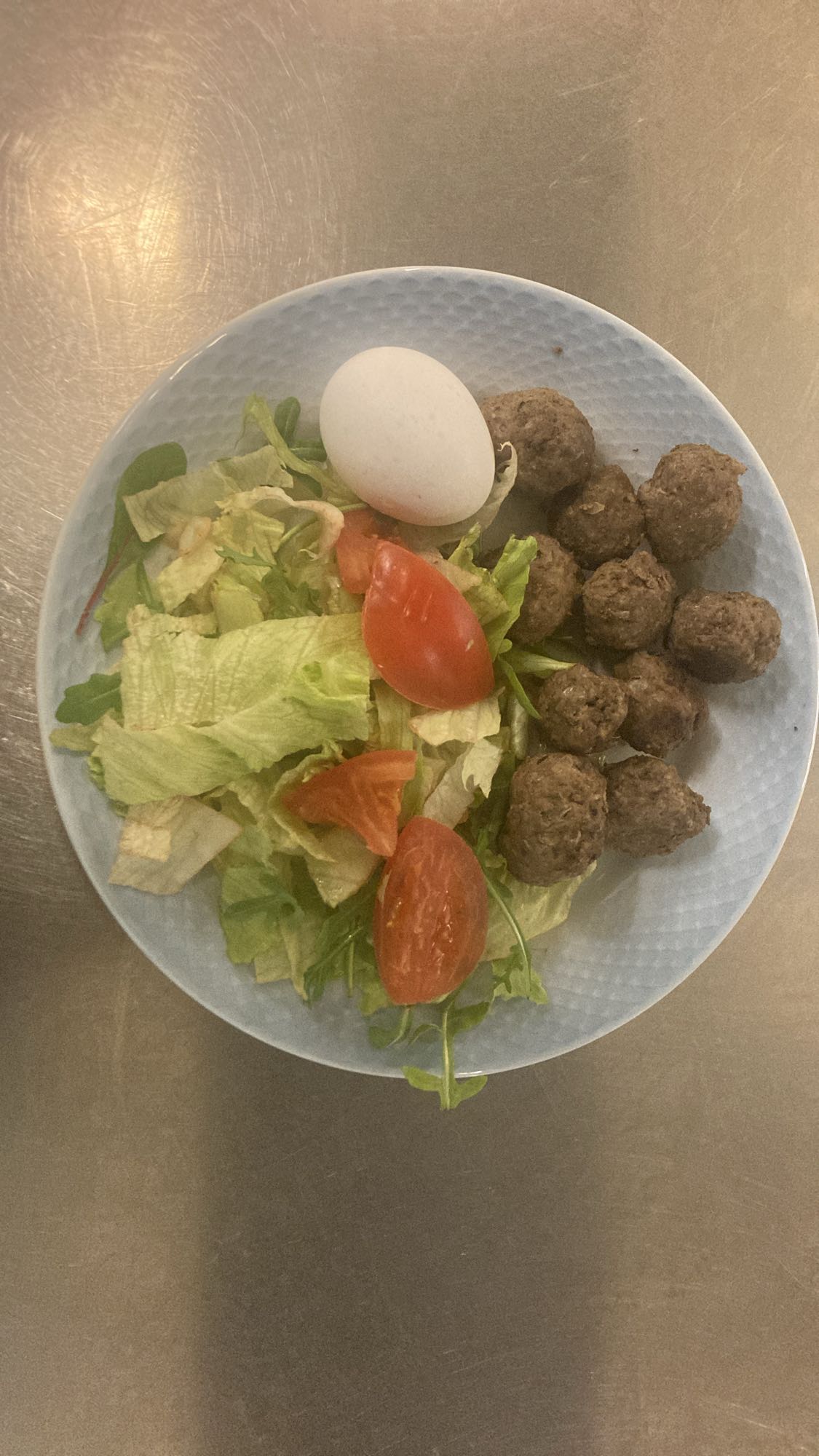 Köttbullar med sallad och ägg