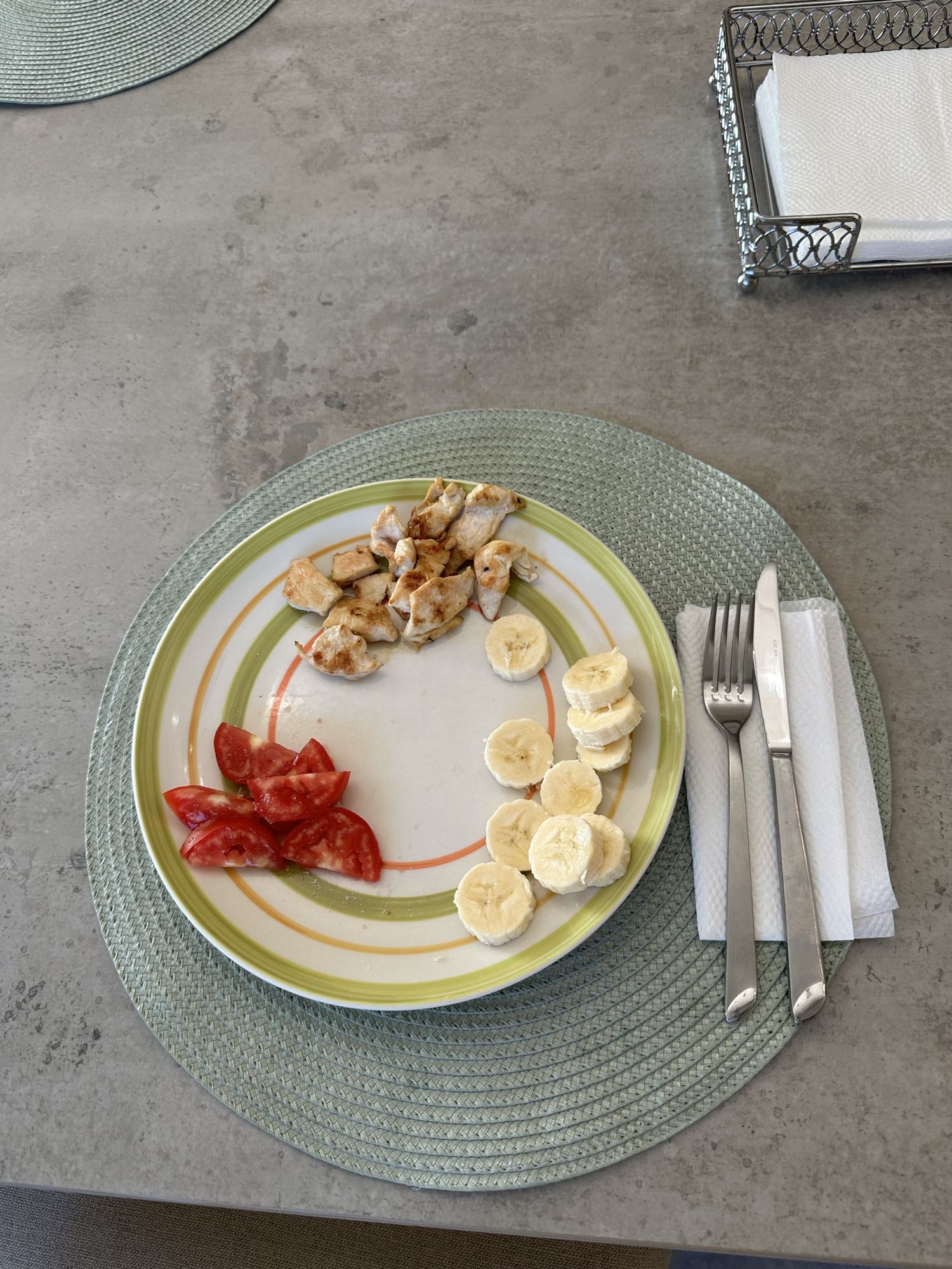 Pollo, plátano y tomate