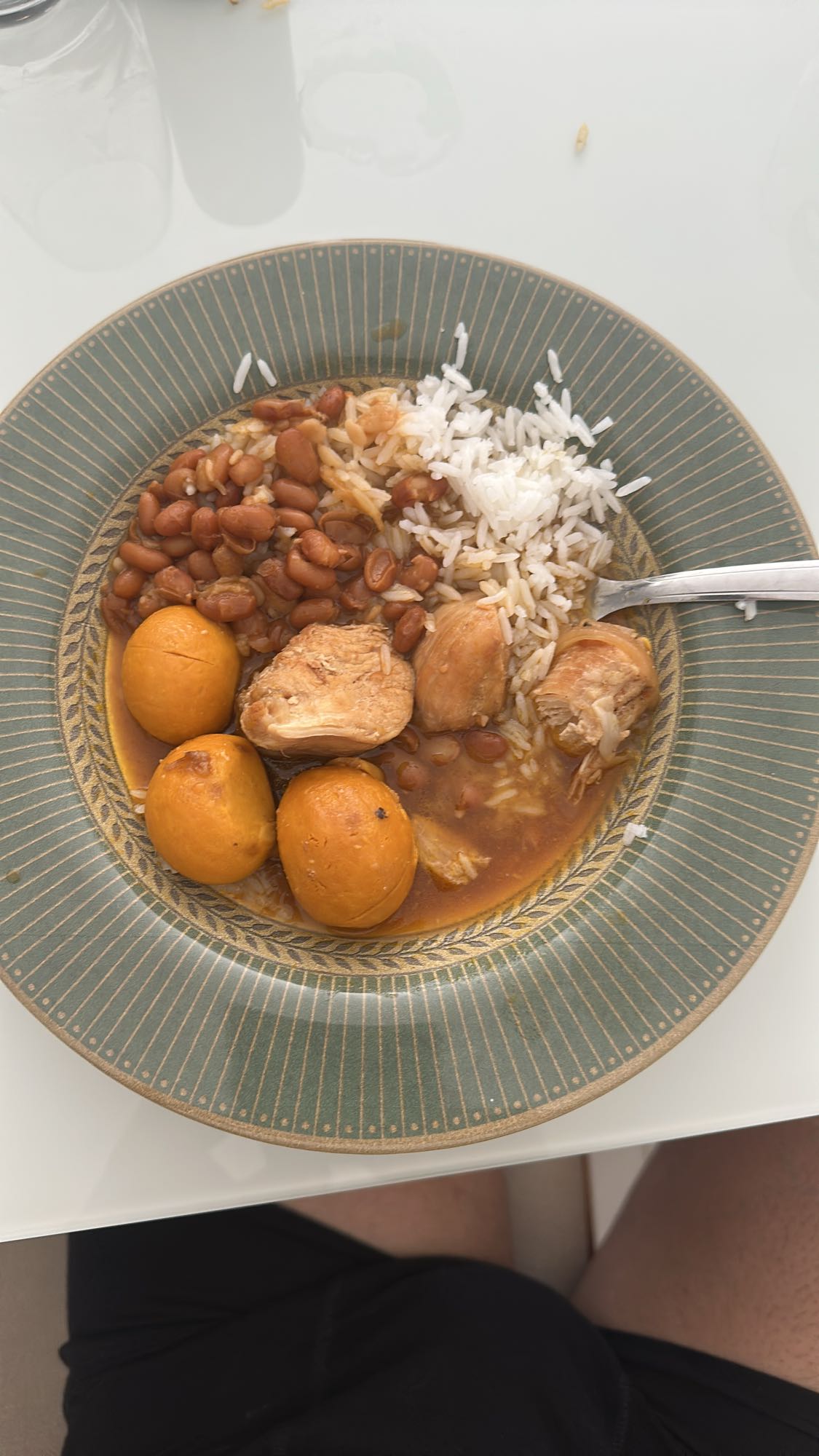 Frango ao molho com pequi, arroz e feijão