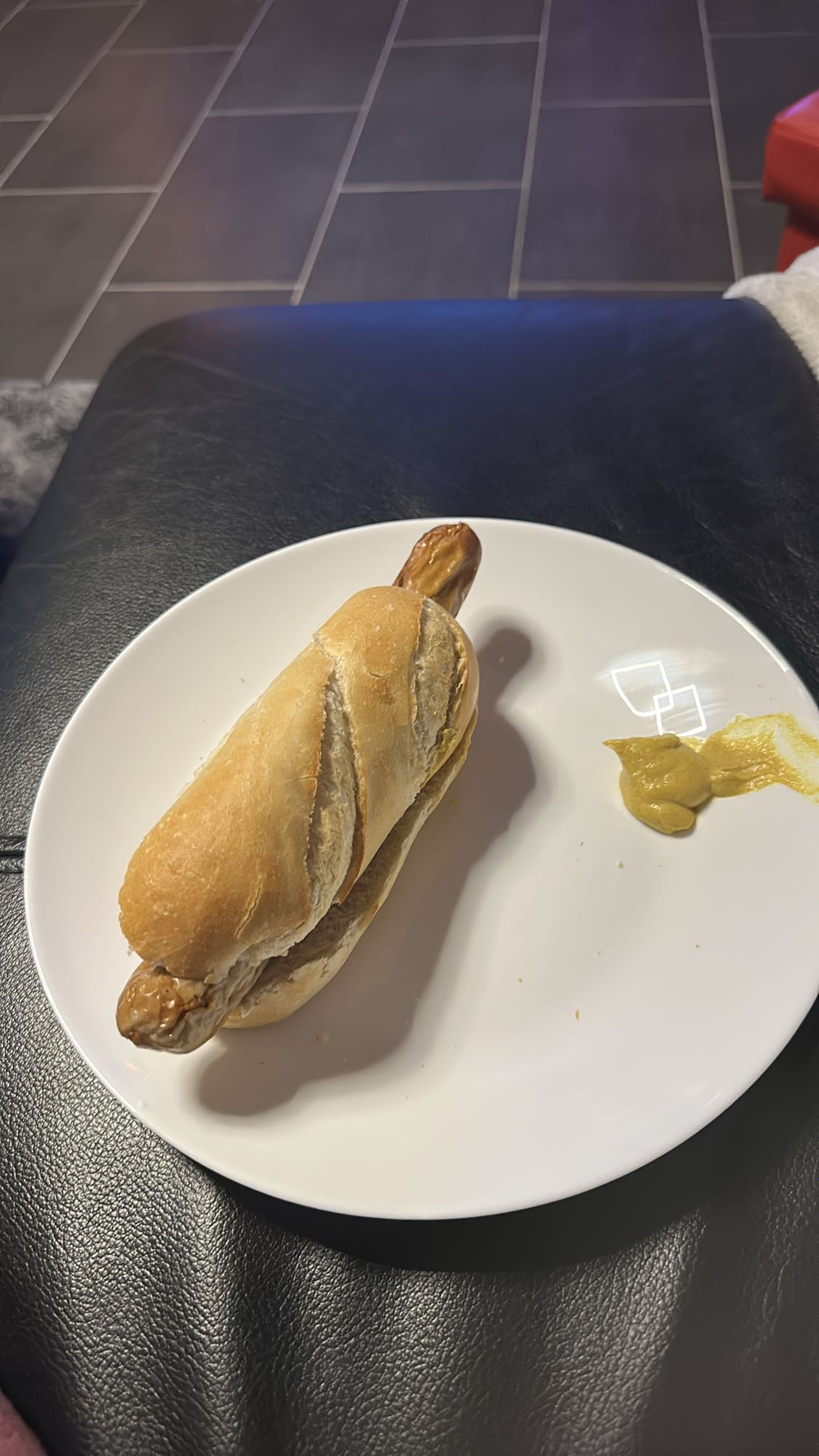 Wurstbrötchen mit Senf