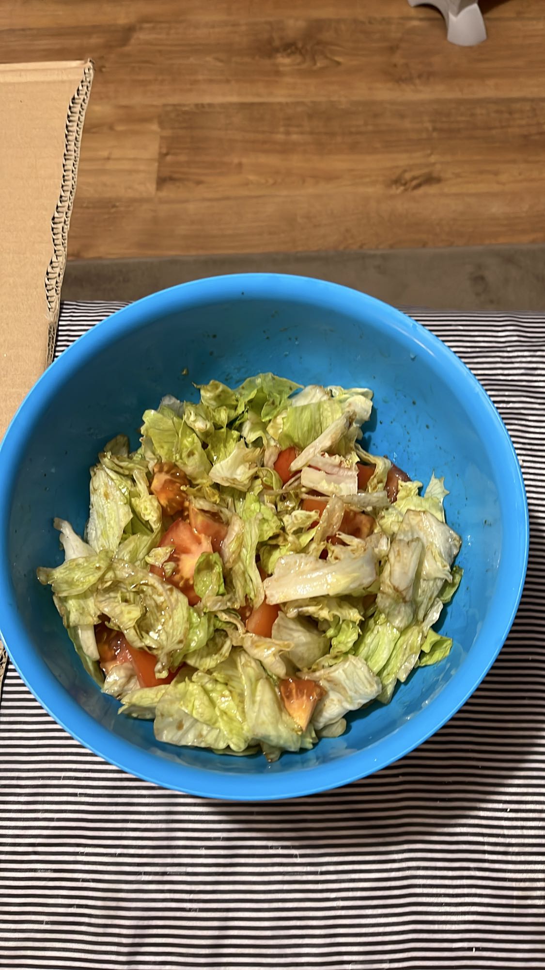 Салата айсберг и домати