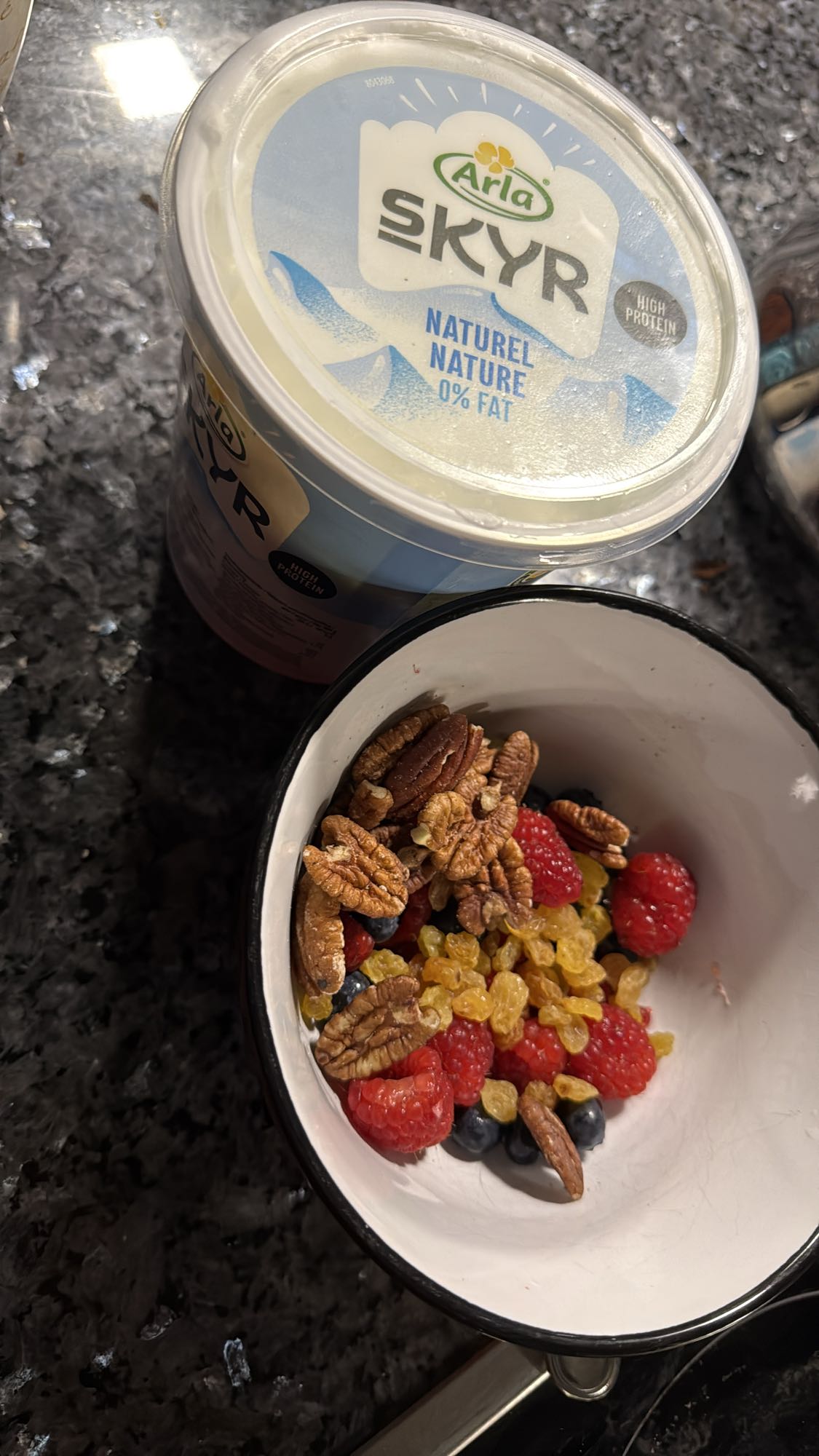 Skyr with berries & nuts