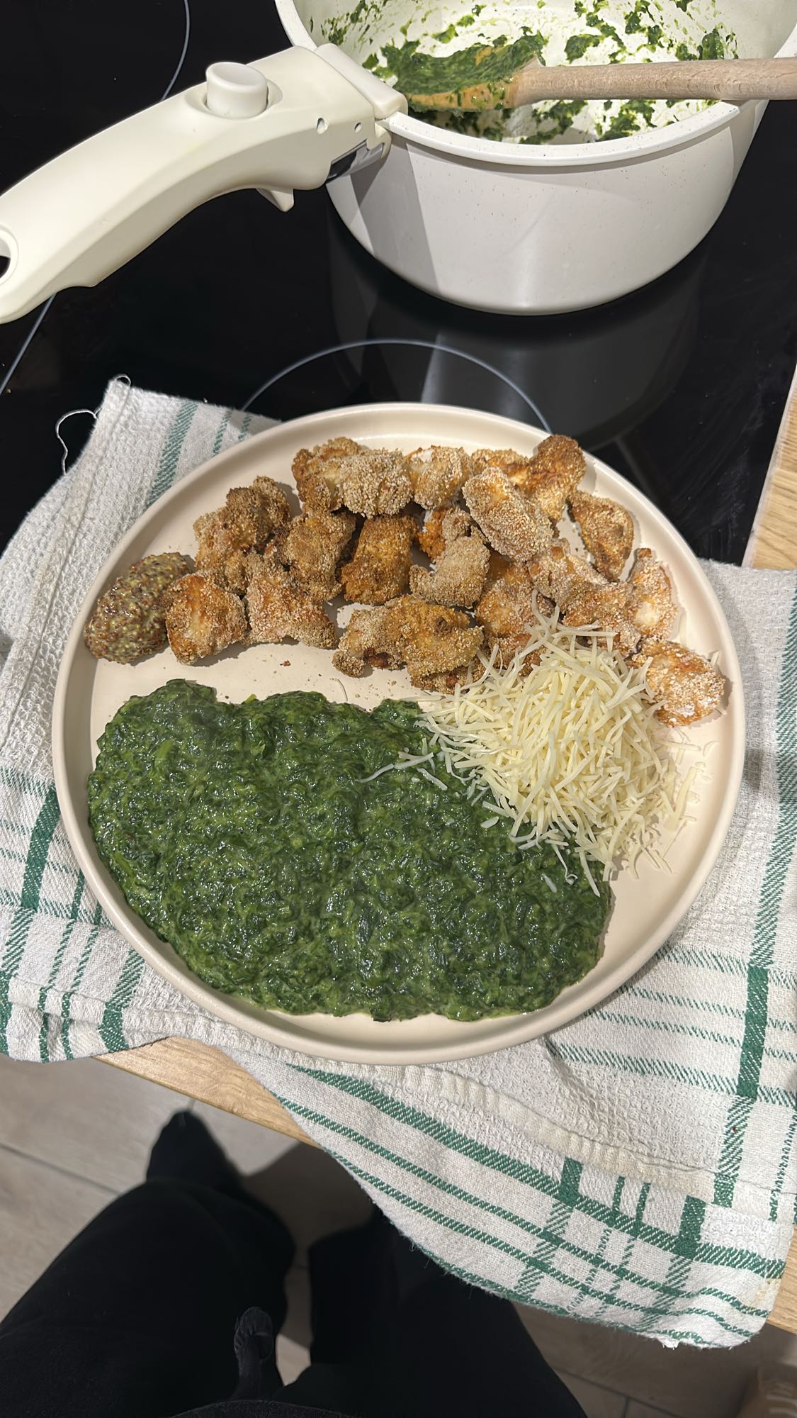 Poulet pané, épinards, fromage