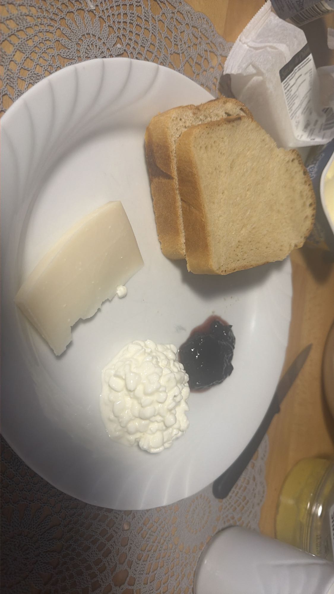 Ontbijt met brood en kaas