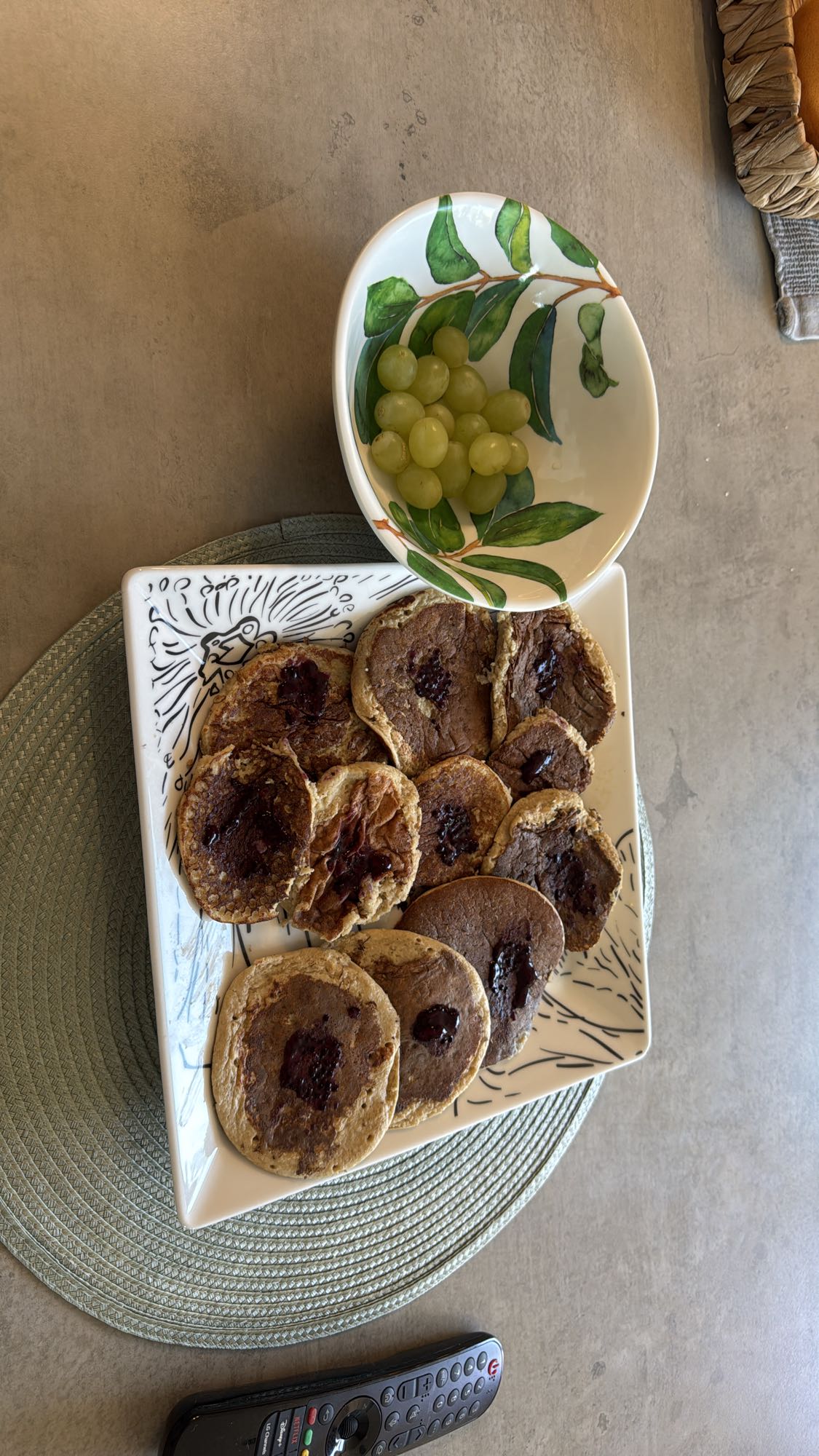 Panqueques con bananas, proteína y uvas