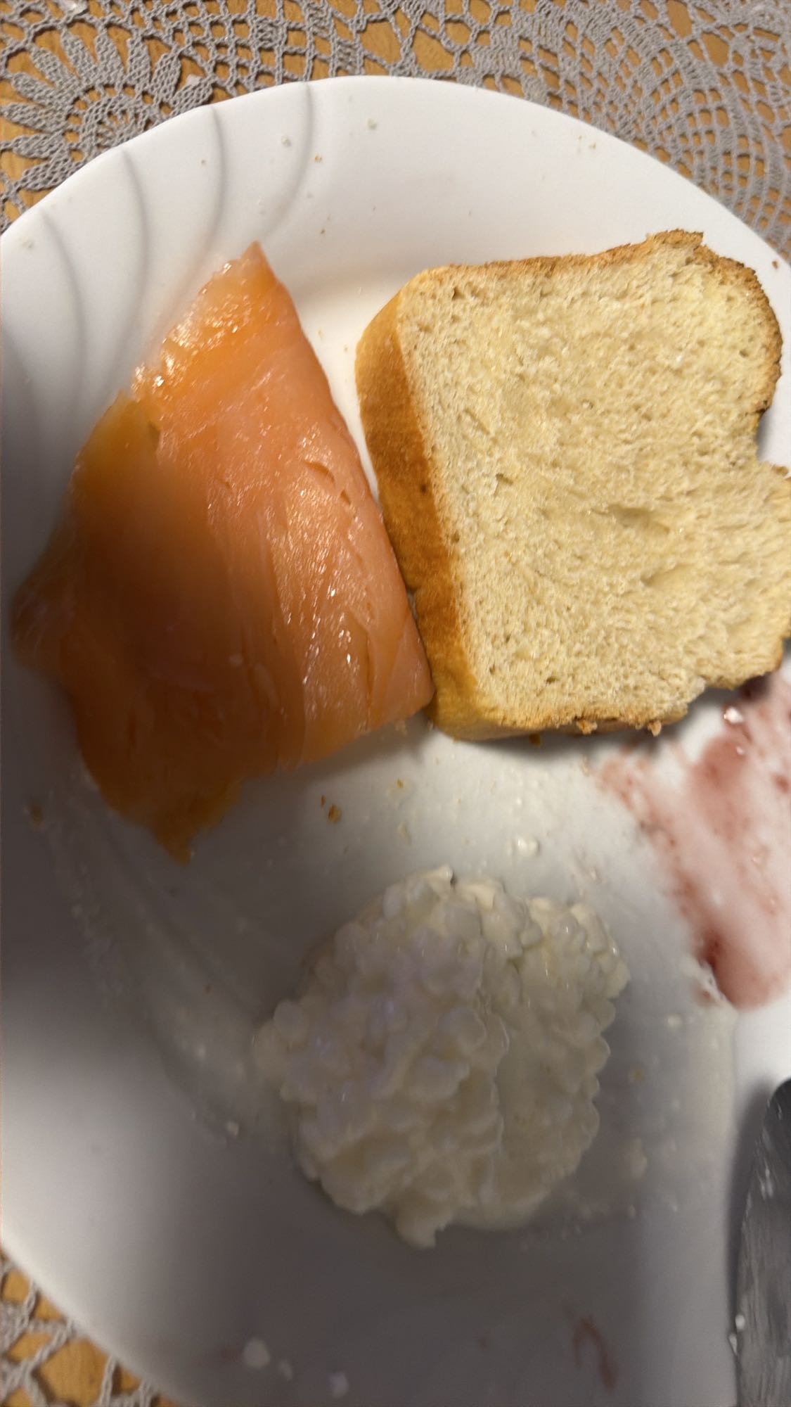 Lachs, Hüttenkäse & Brot