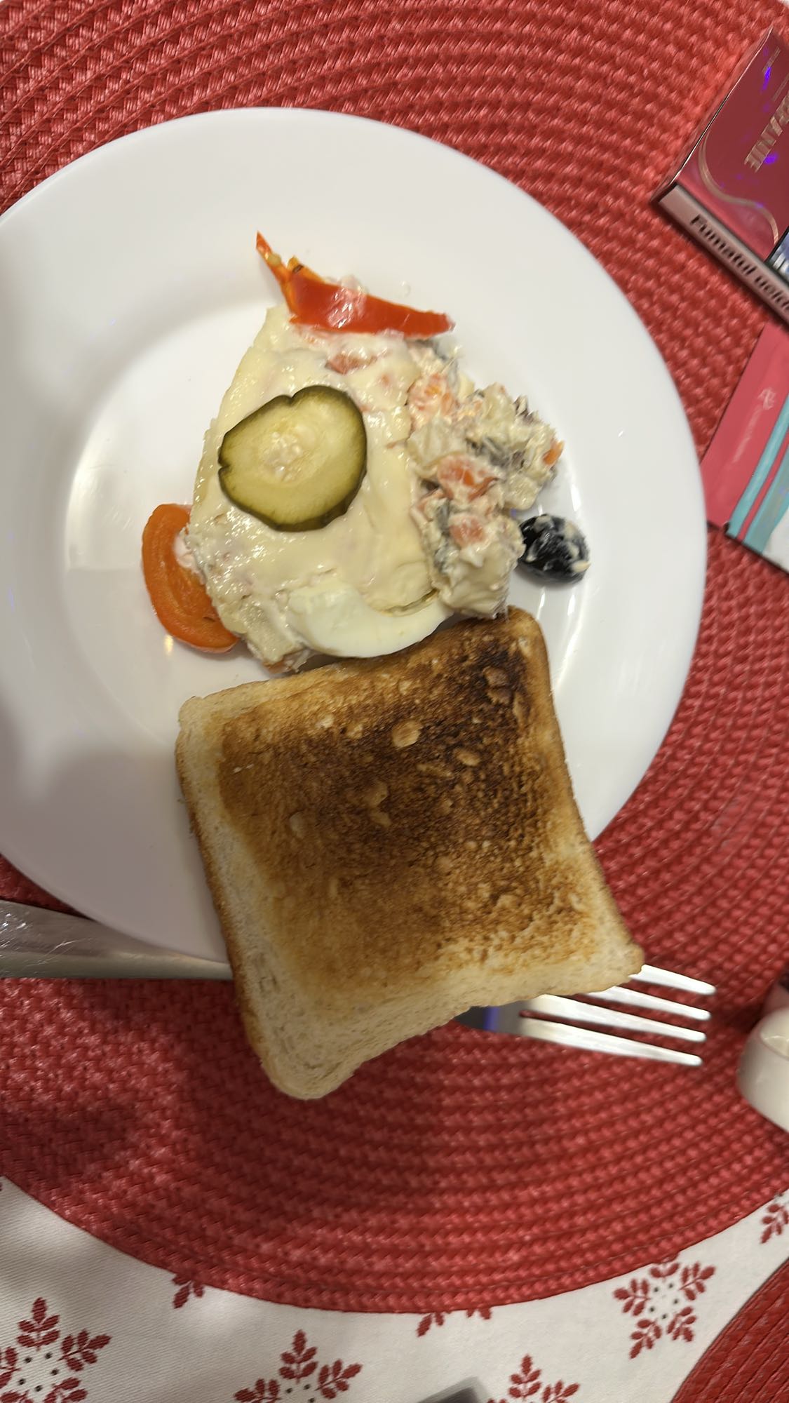 Salată boeuf cu pâine prăjită