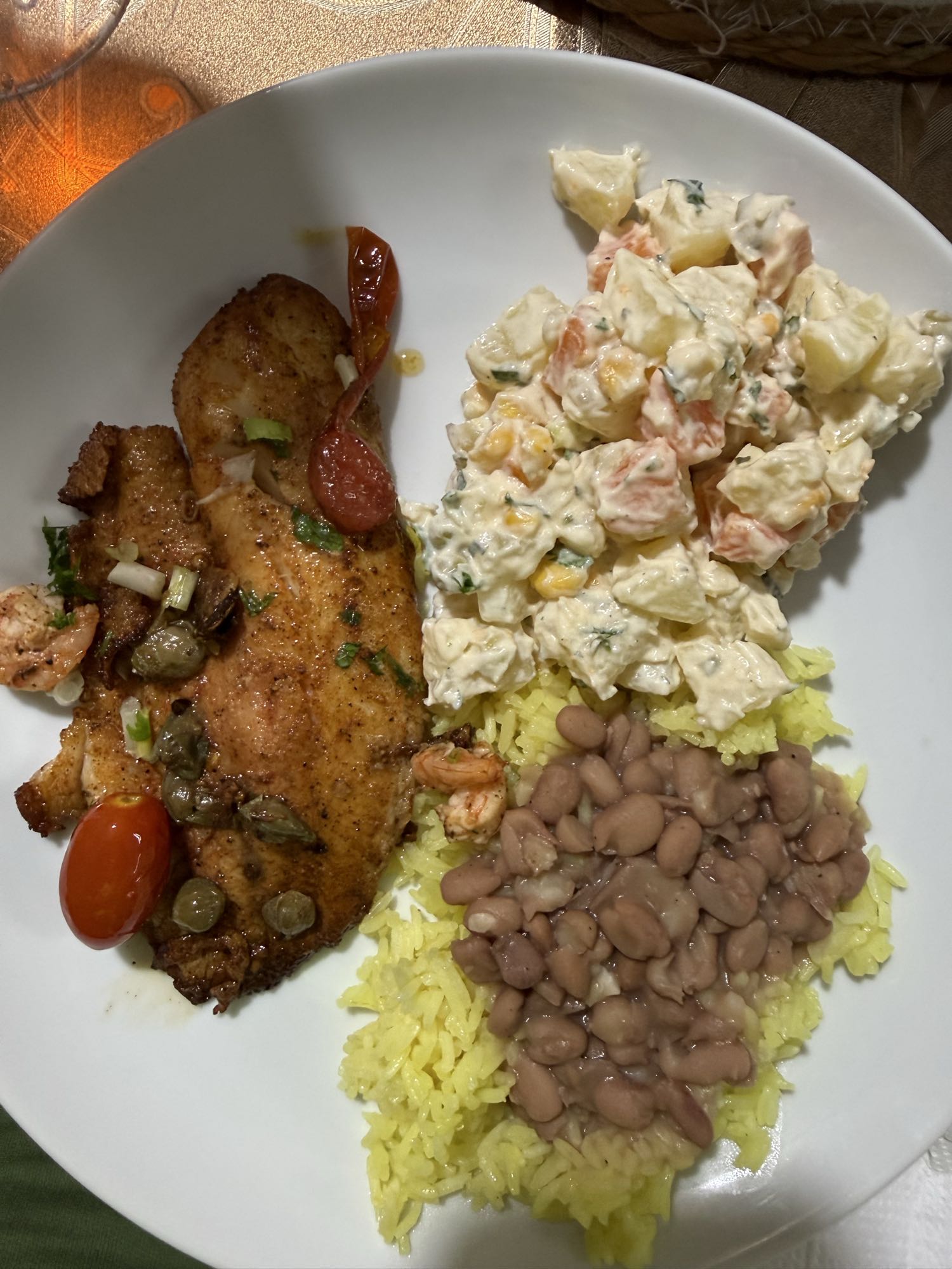 Peixe, arroz, feijão e salada