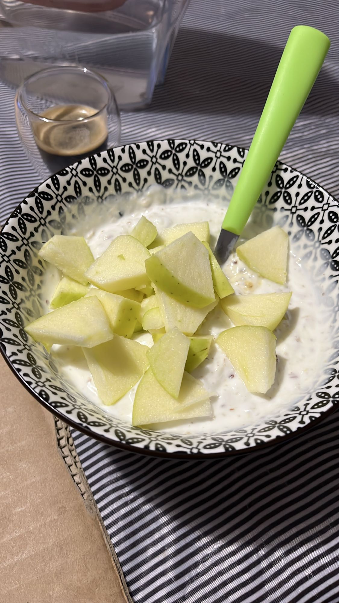 Кисело мляко с ябълка