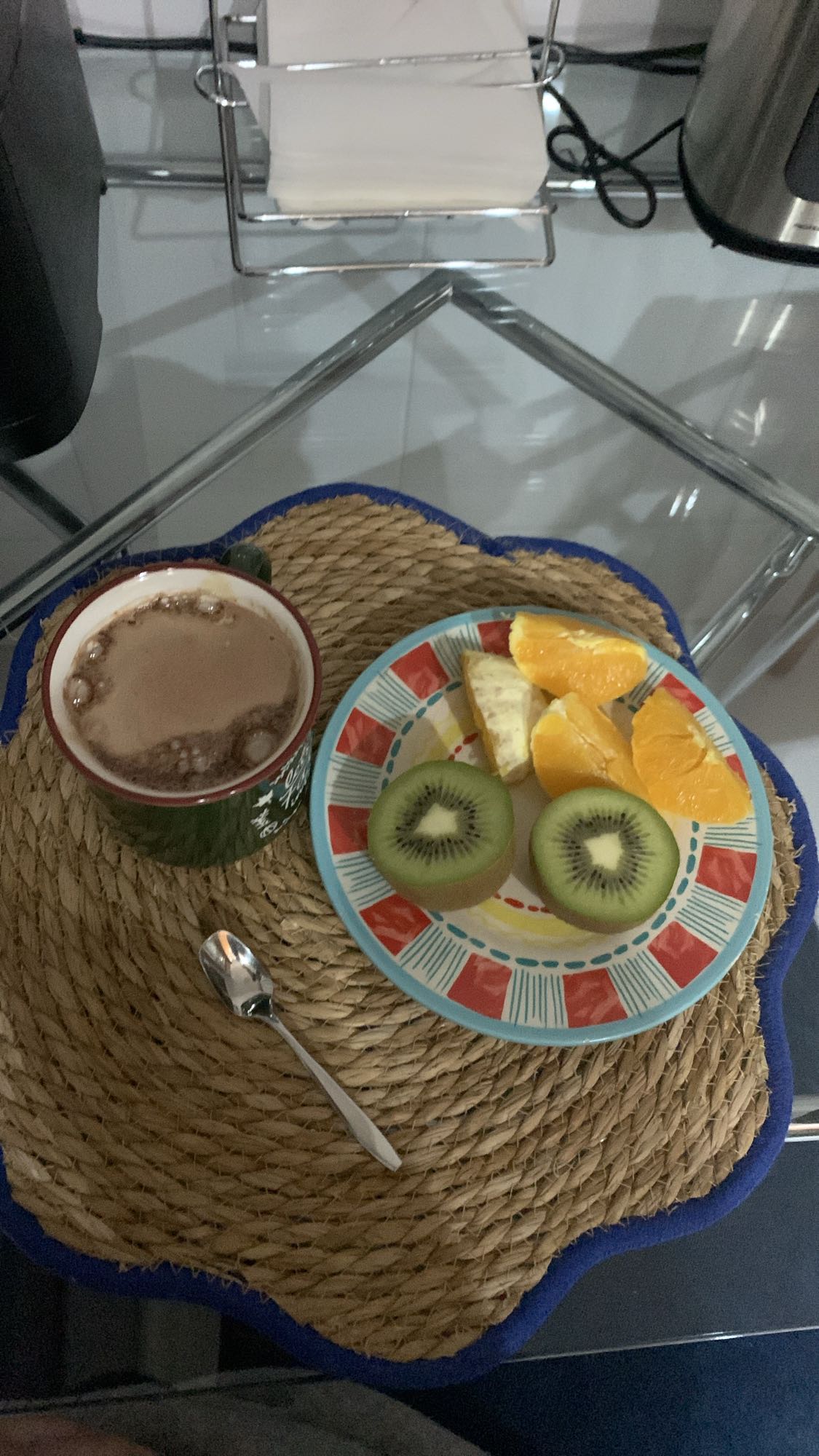 Desayuno con frutas y cacao