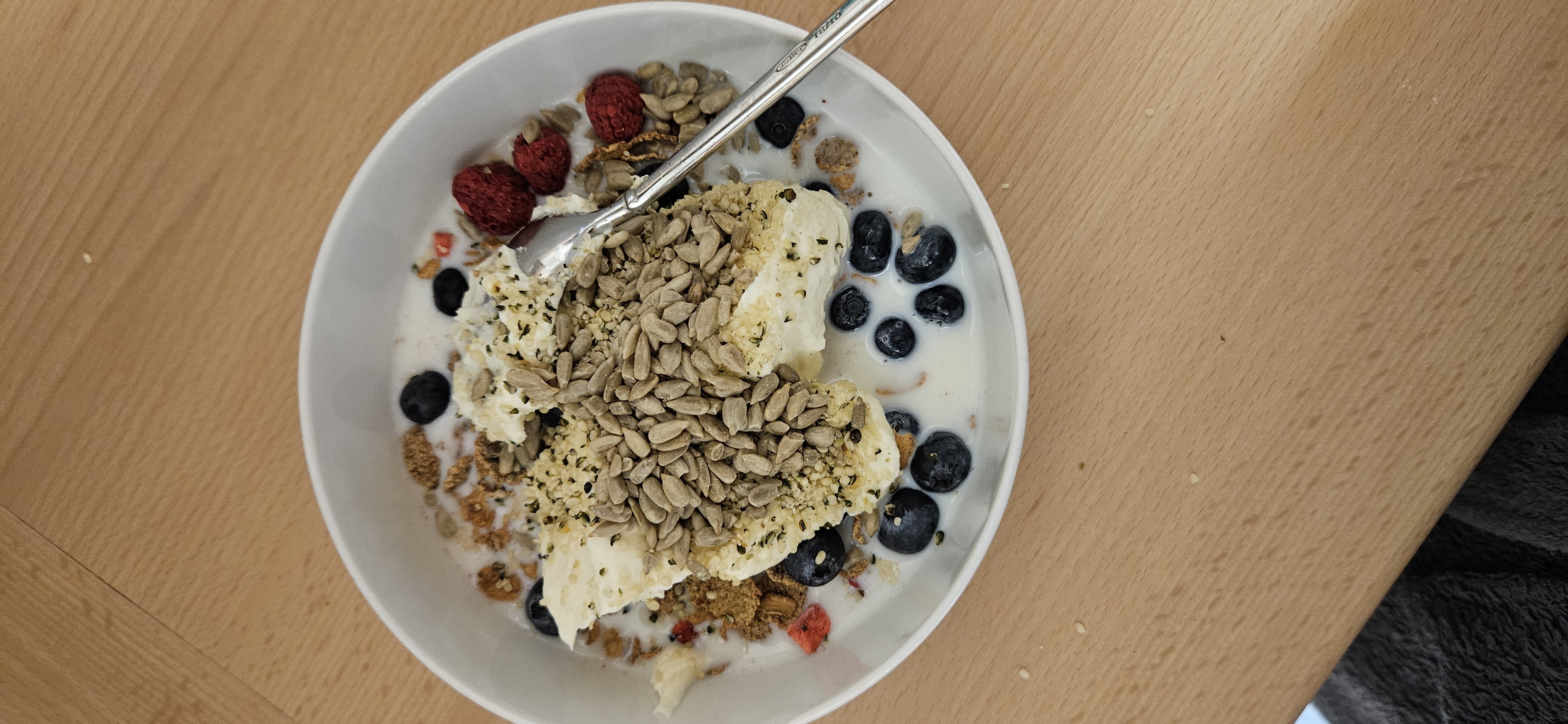 Yogurt seed berry bowl