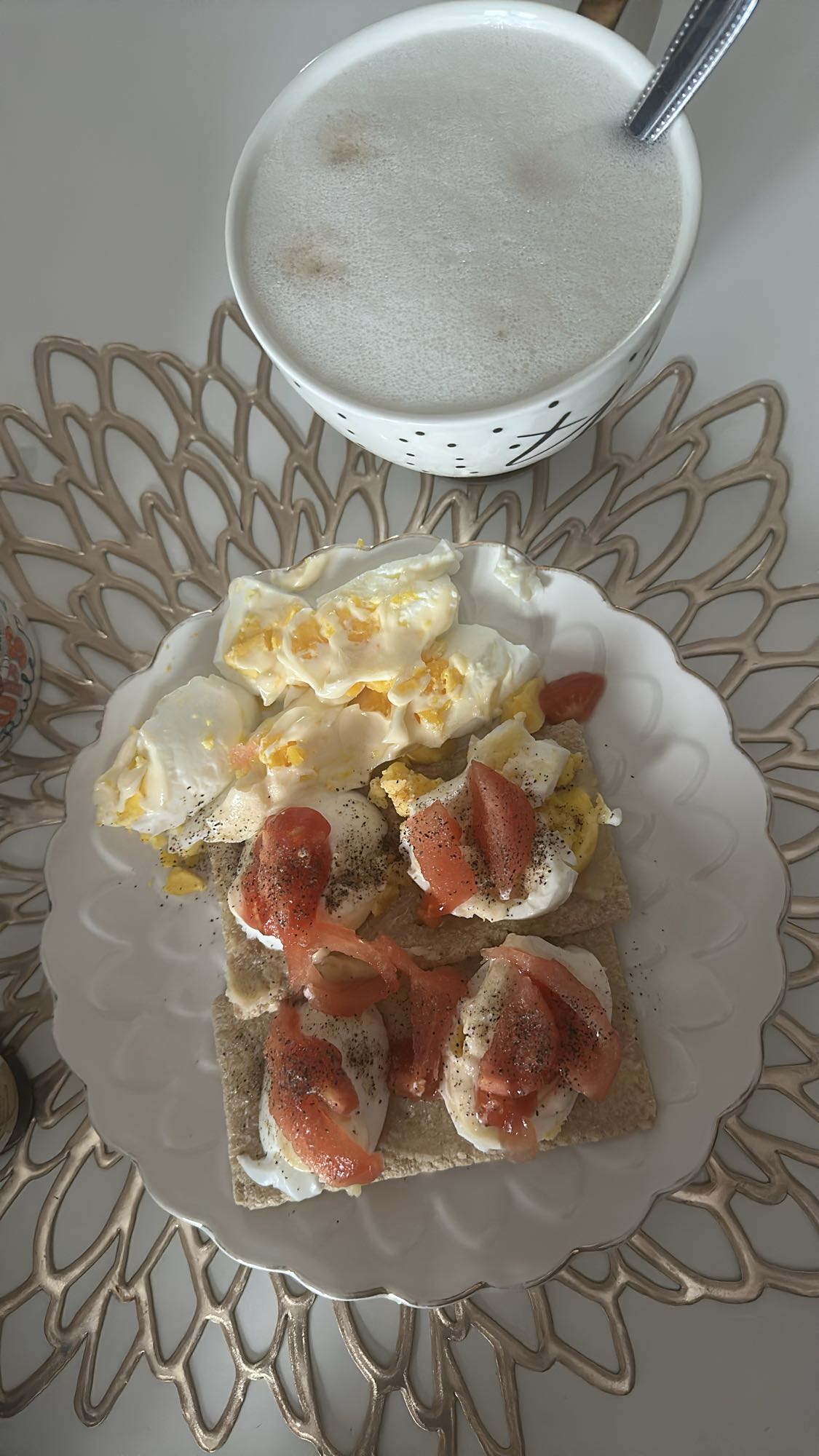 Jajka na chrupkim pieczywie