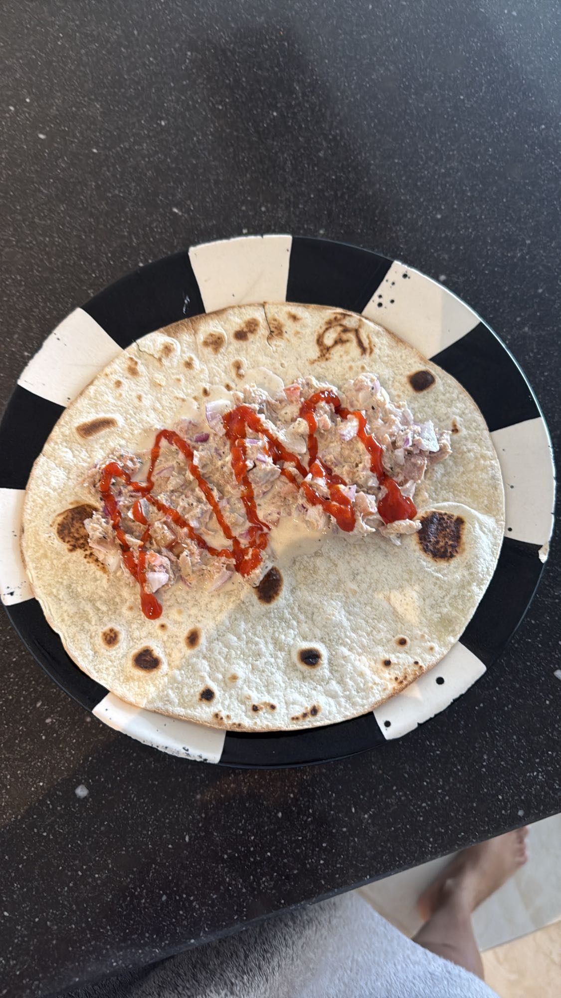 Tuna wrap with sauce