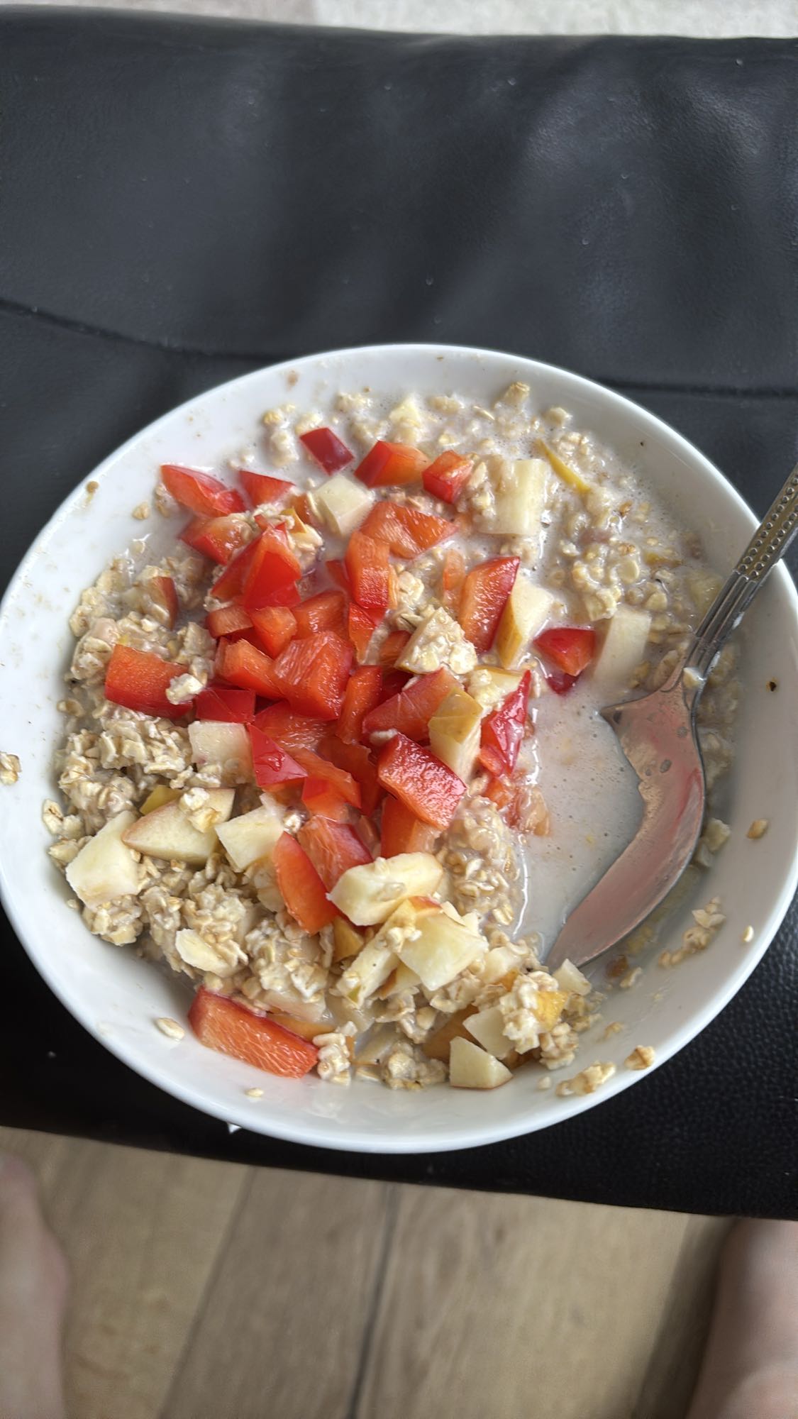 Havregrøt med frukt og proteinpulver