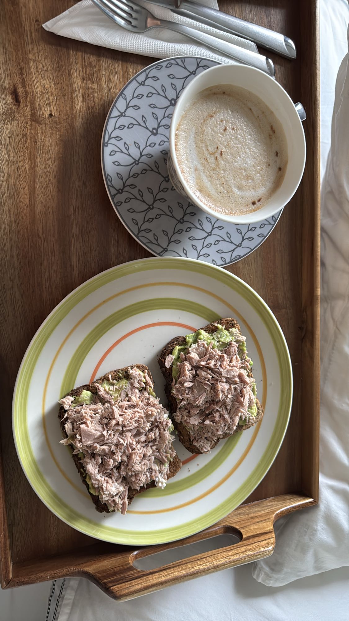 Tostadas con atún y café