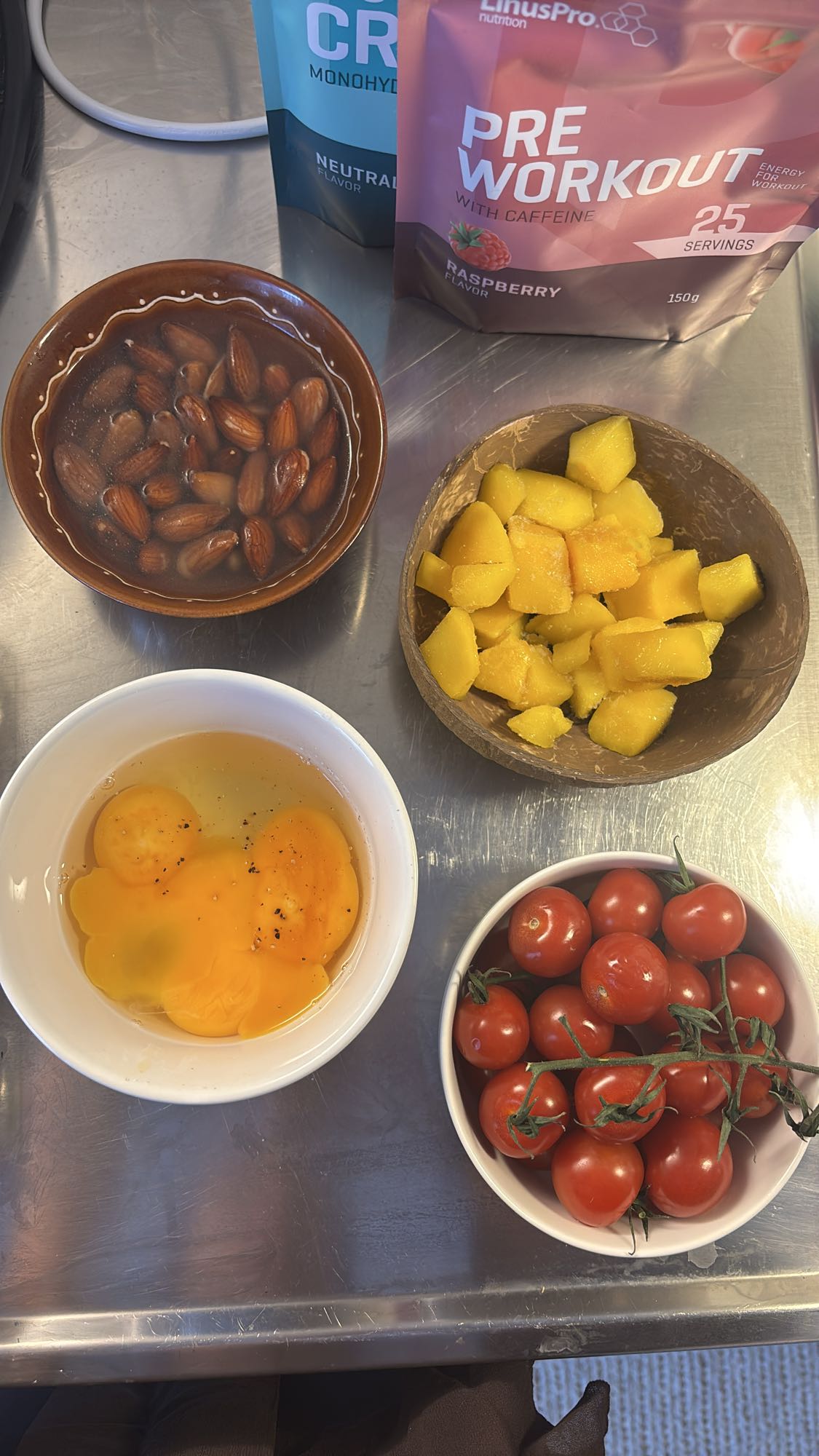 Frukost med ägg och mandel