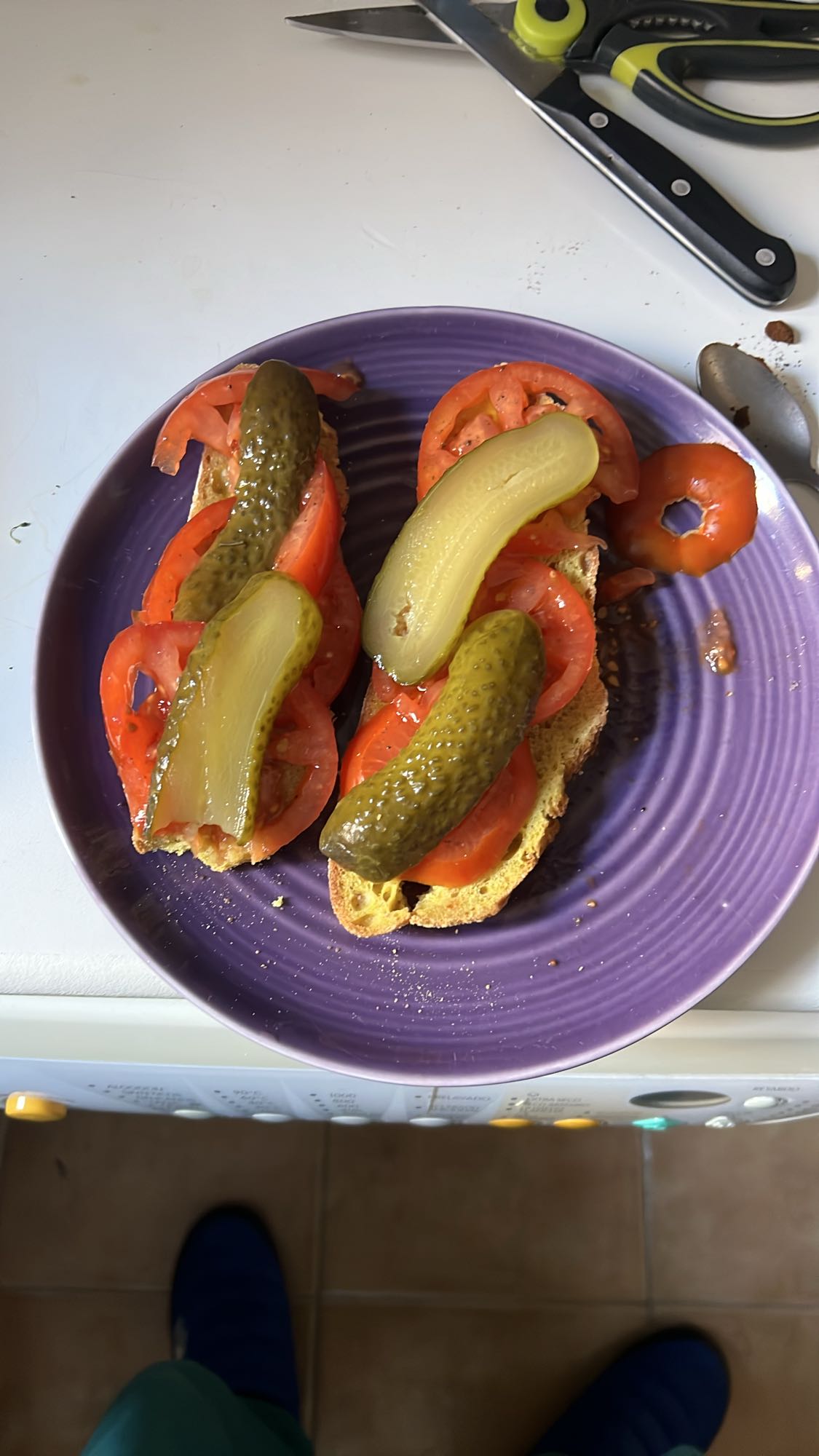Tostada con tomate y pepinillo