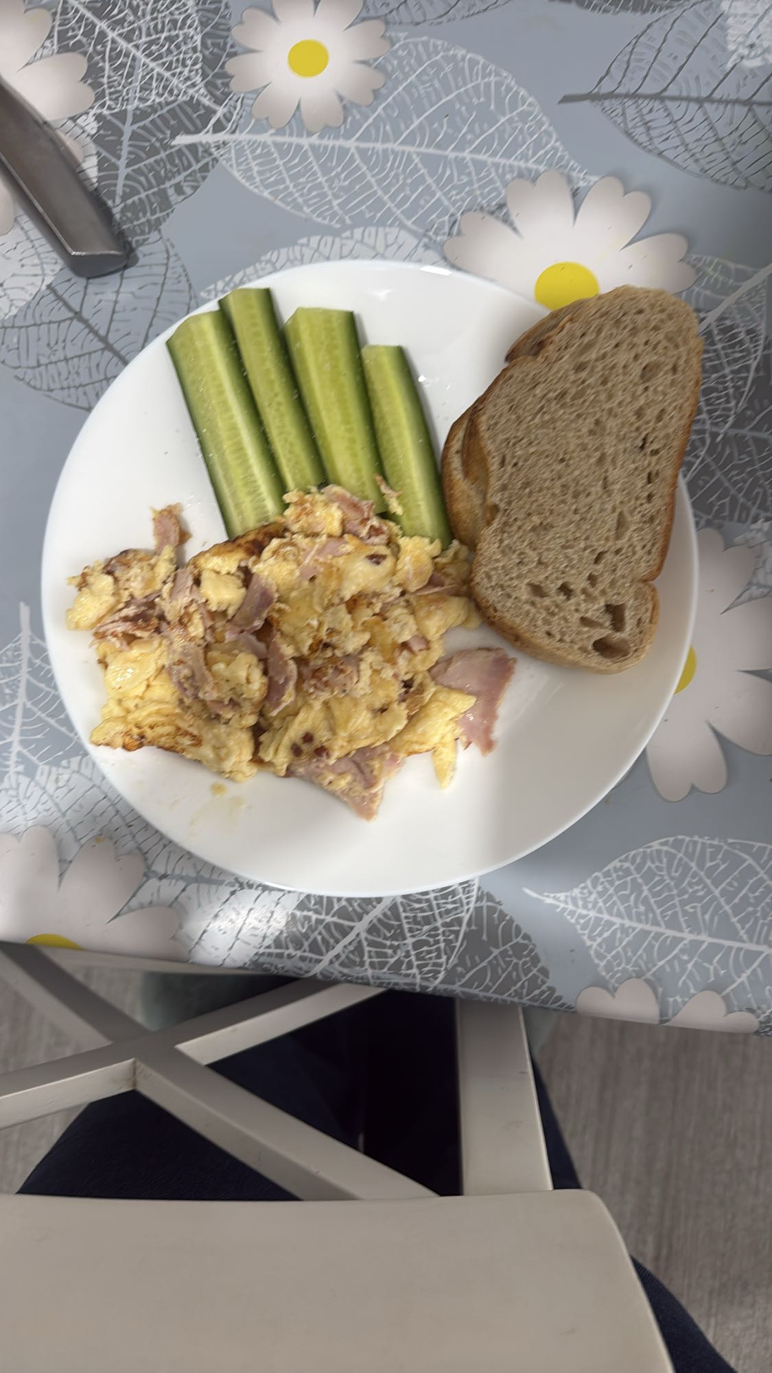 Omletă cu pâine și castraveți