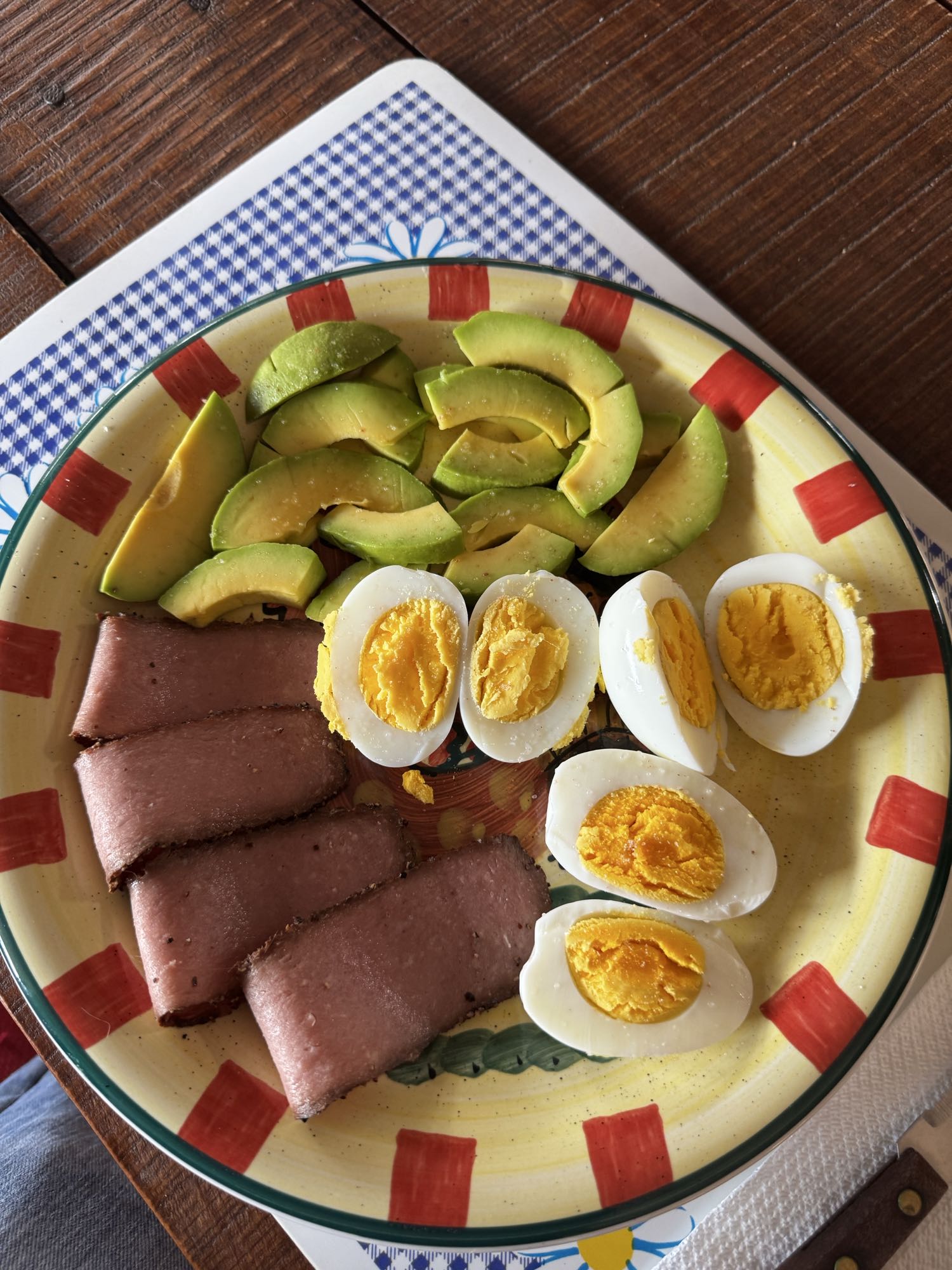 Huevos con aguacate y carne