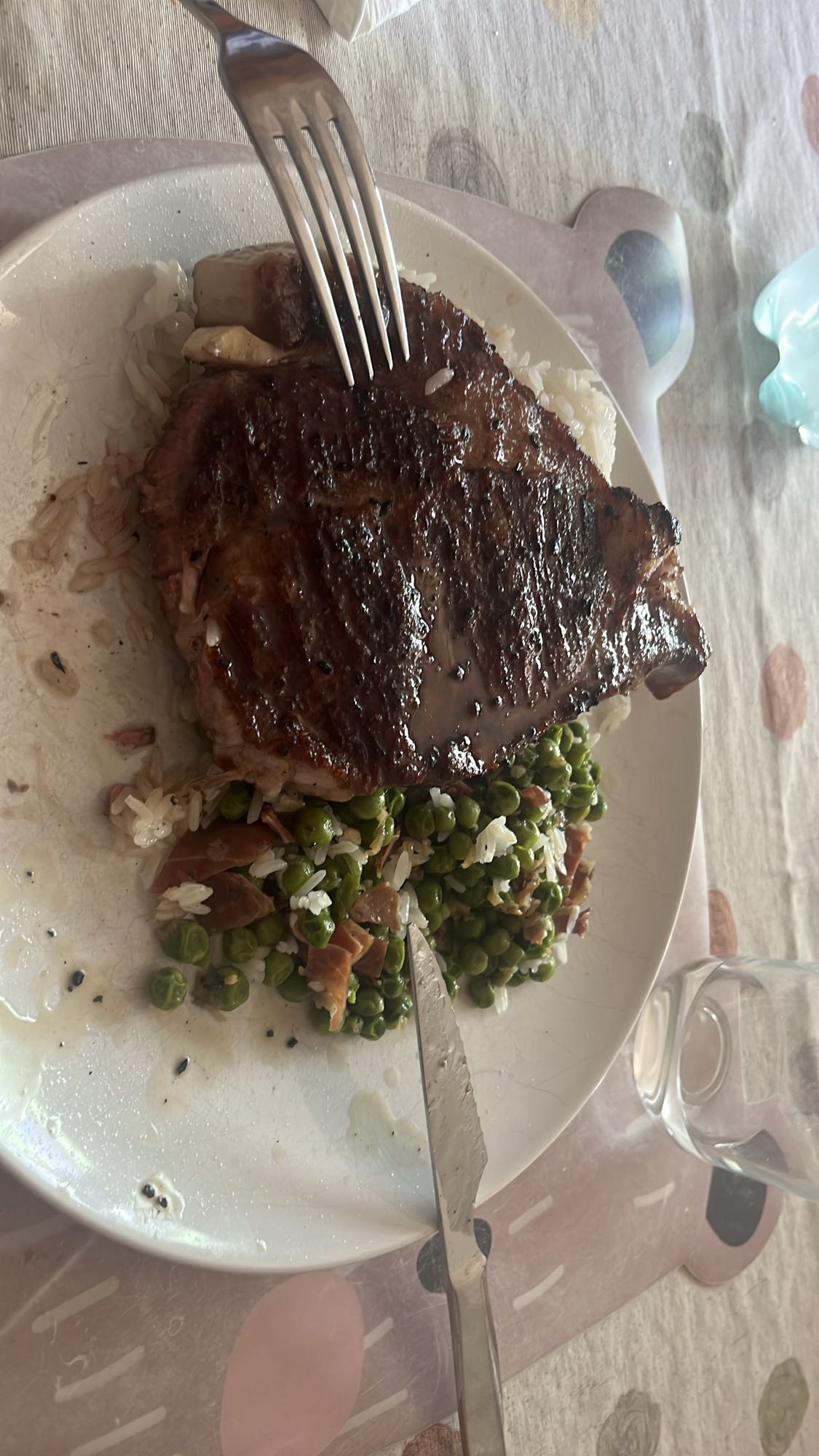Bistec con arroz y guisantes