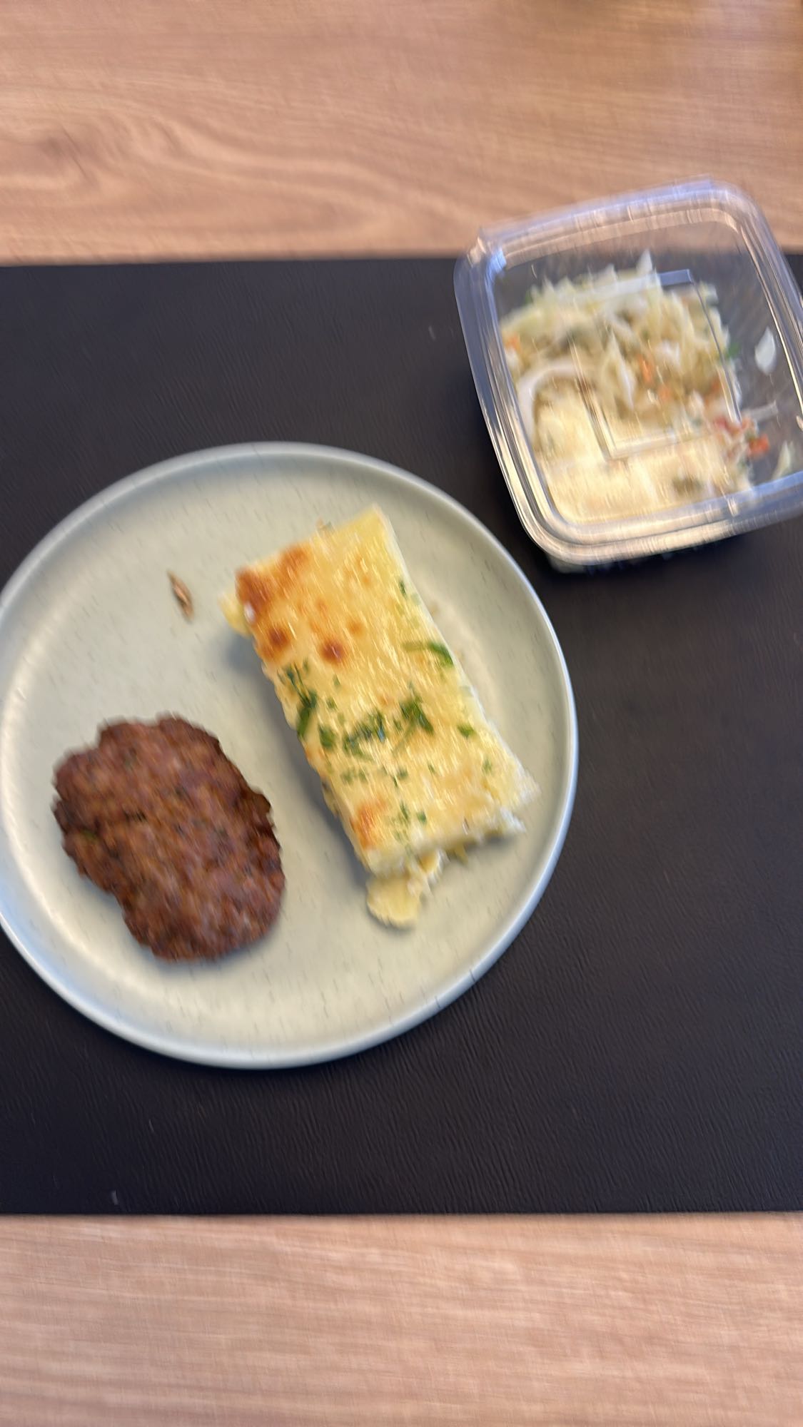 Patty, gratin & slaw