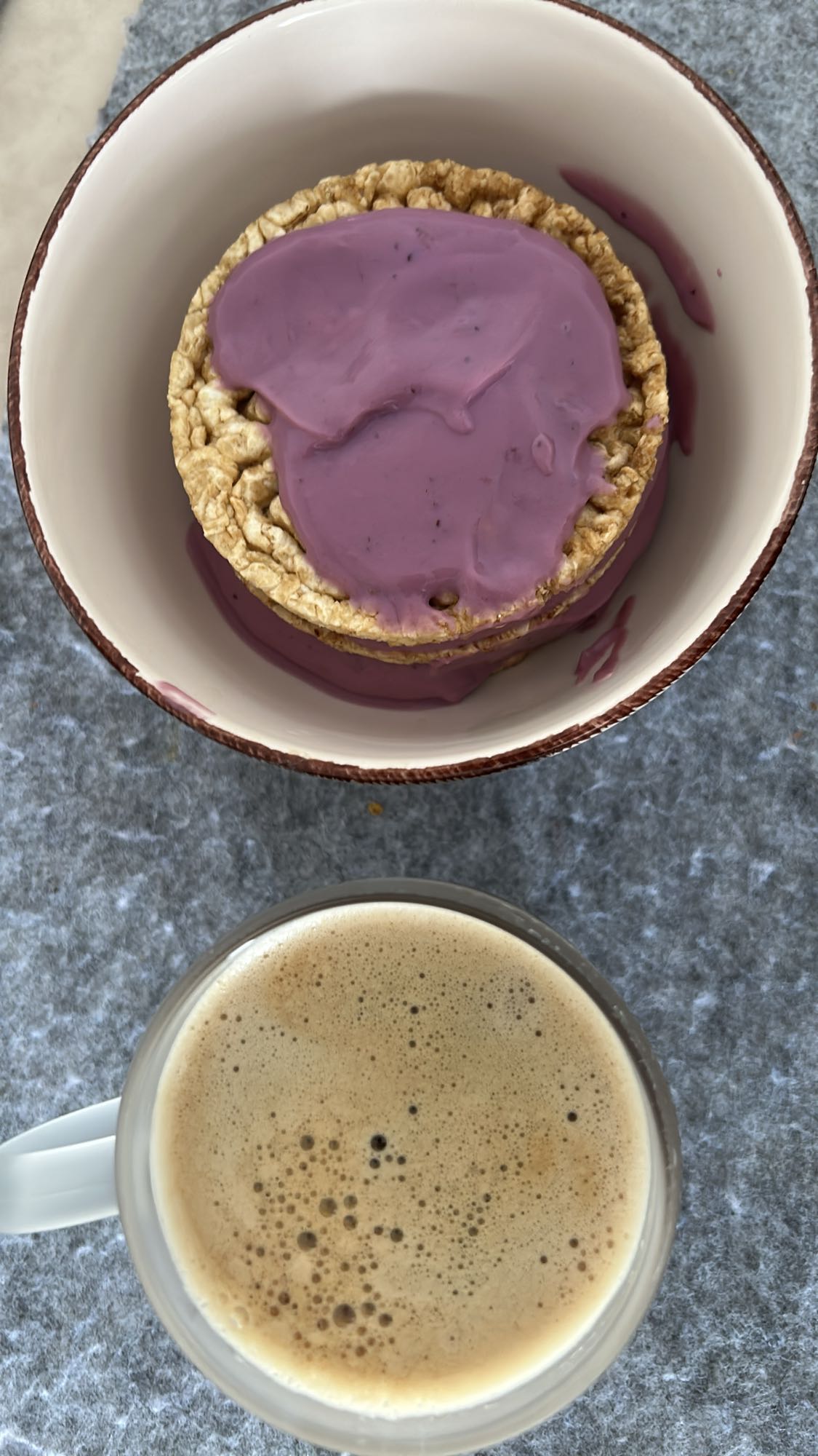 Tortitas con yogur y café