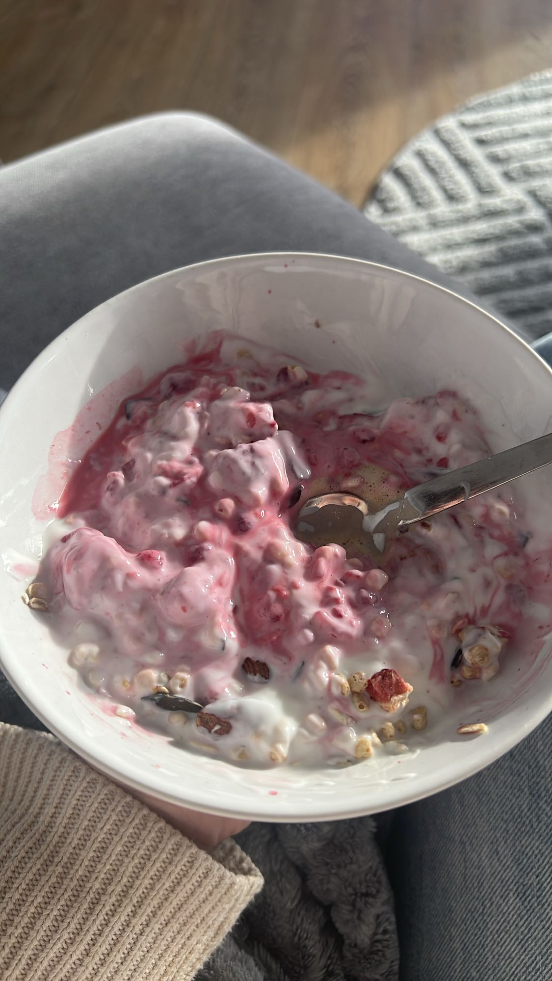 Yoghurt met muesli en bessen