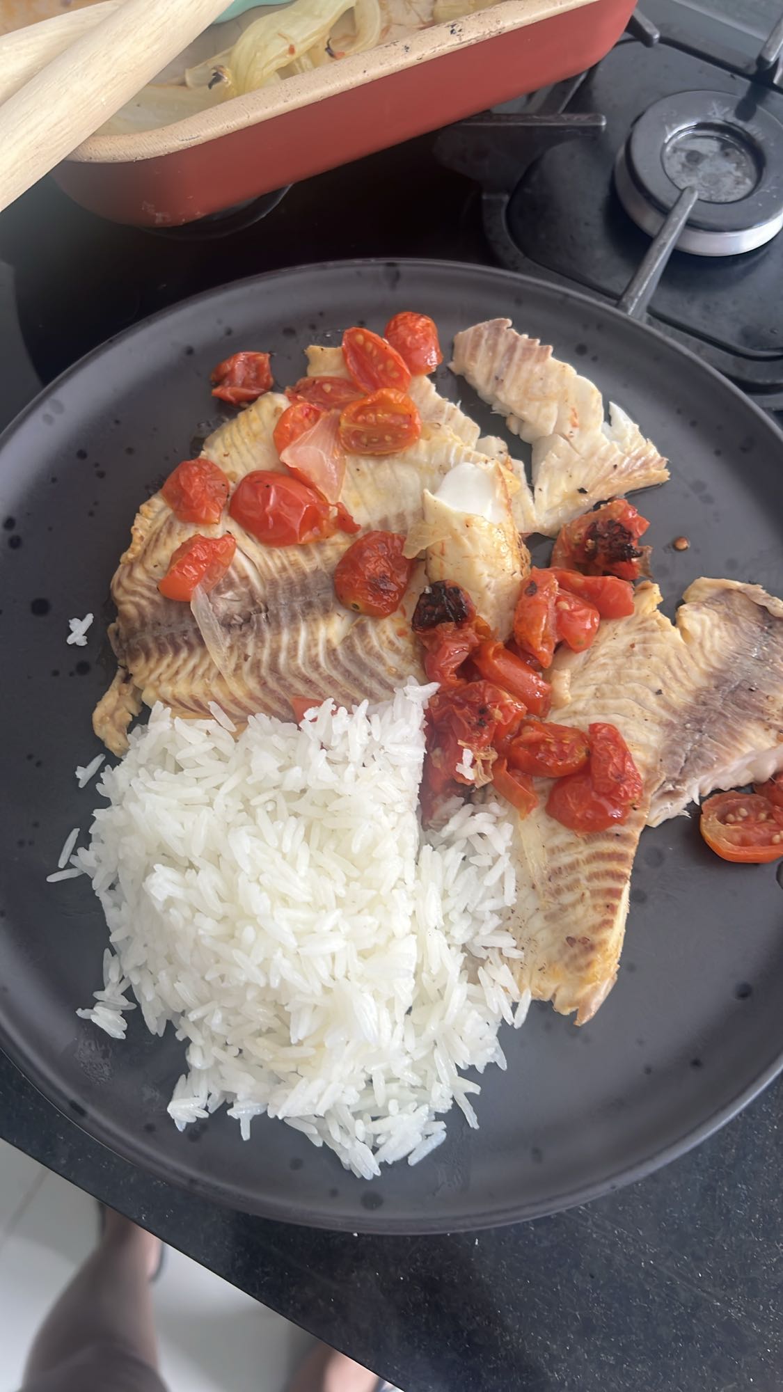 Peixe com arroz e tomate