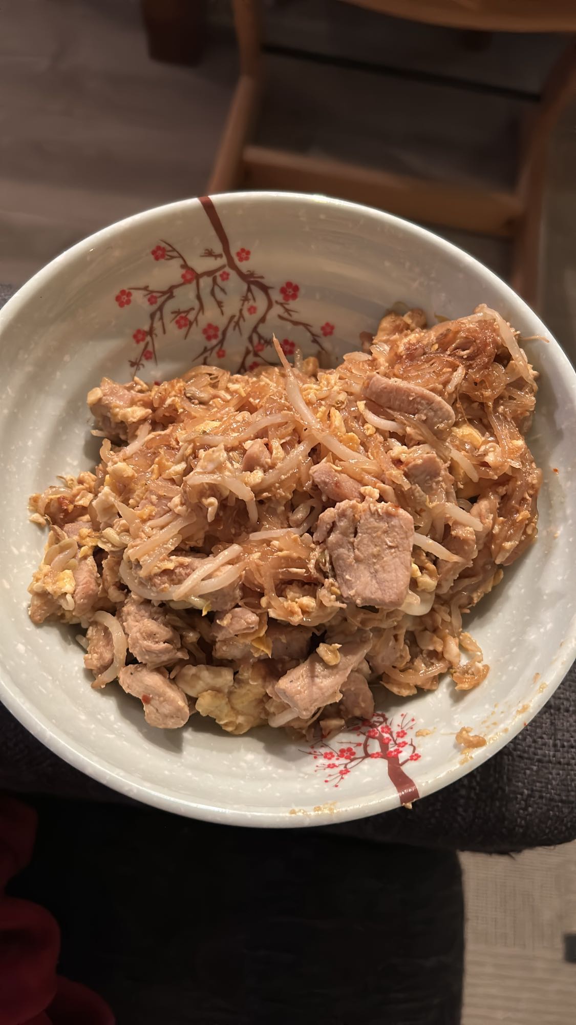 Stekt nudelrett med svin