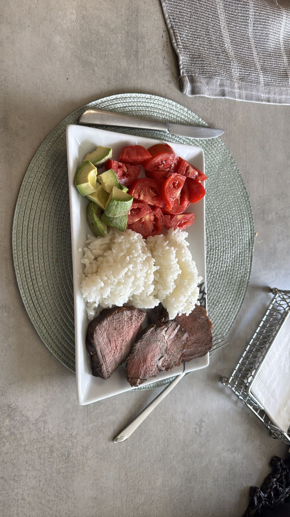 Carne, arroz, tomate y aguacate