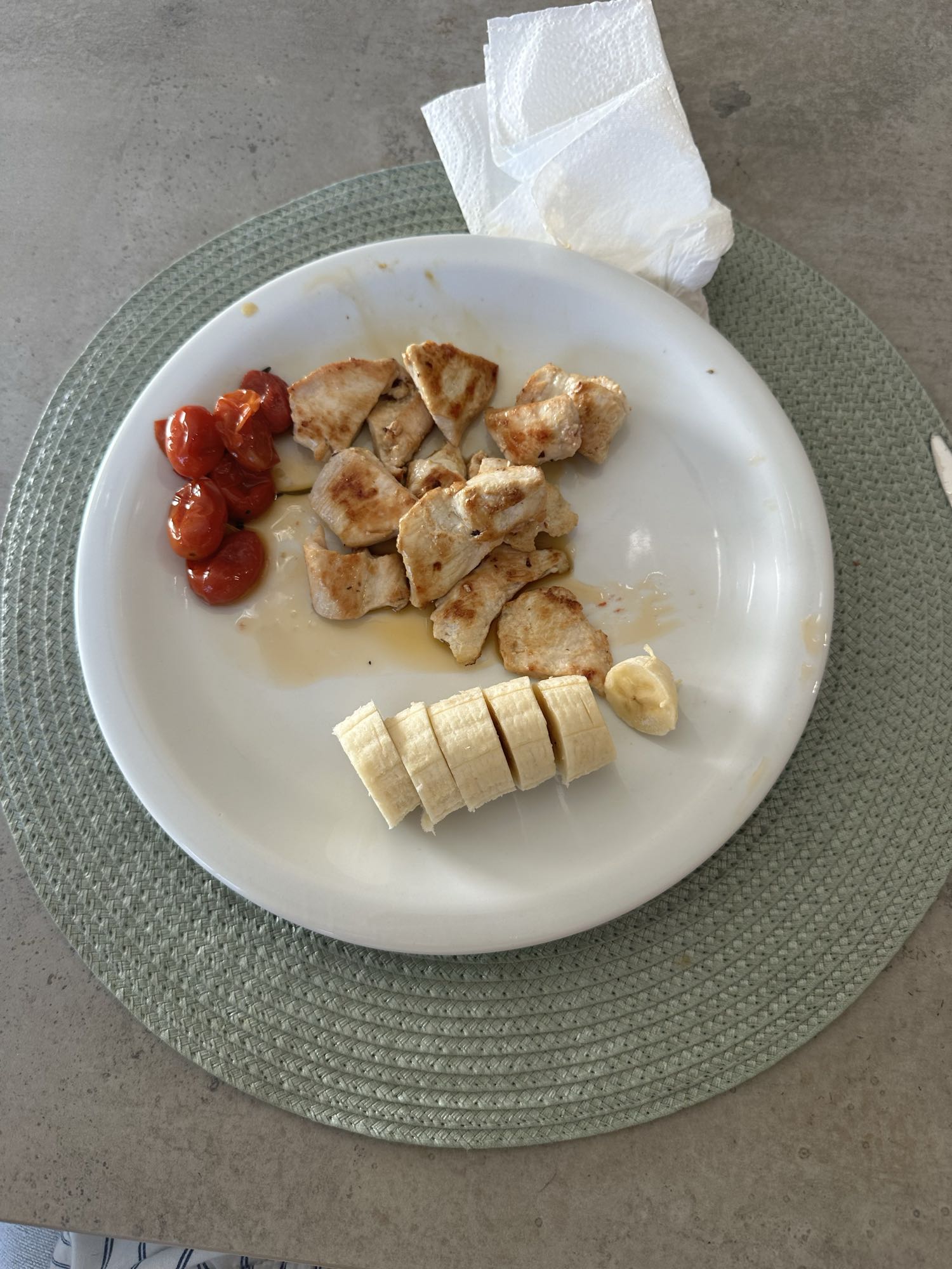 Pollo, plátano y tomates
