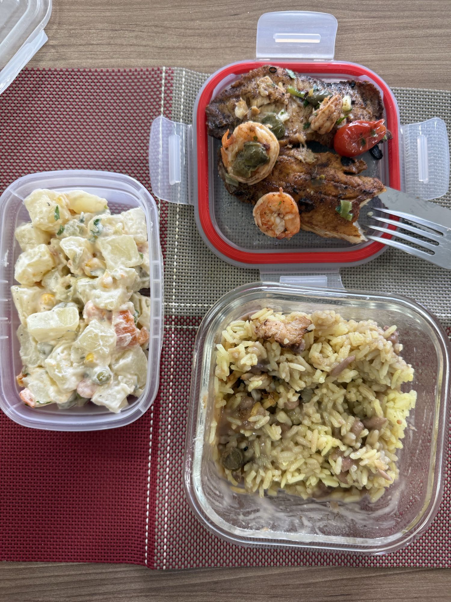 Arroz, frango e salada