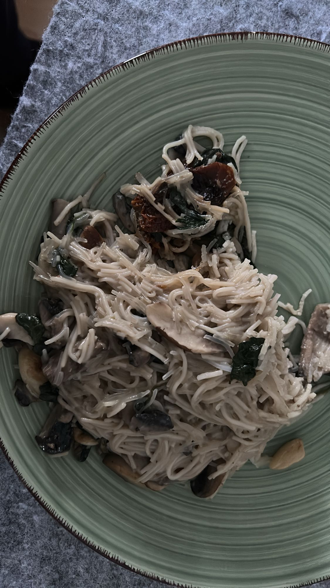 Fideos con champiñones y espinaca